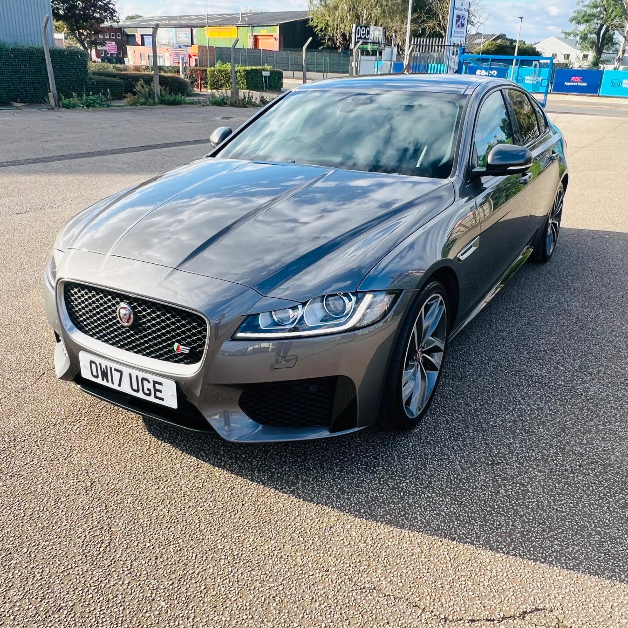 Jaguar XF view 42