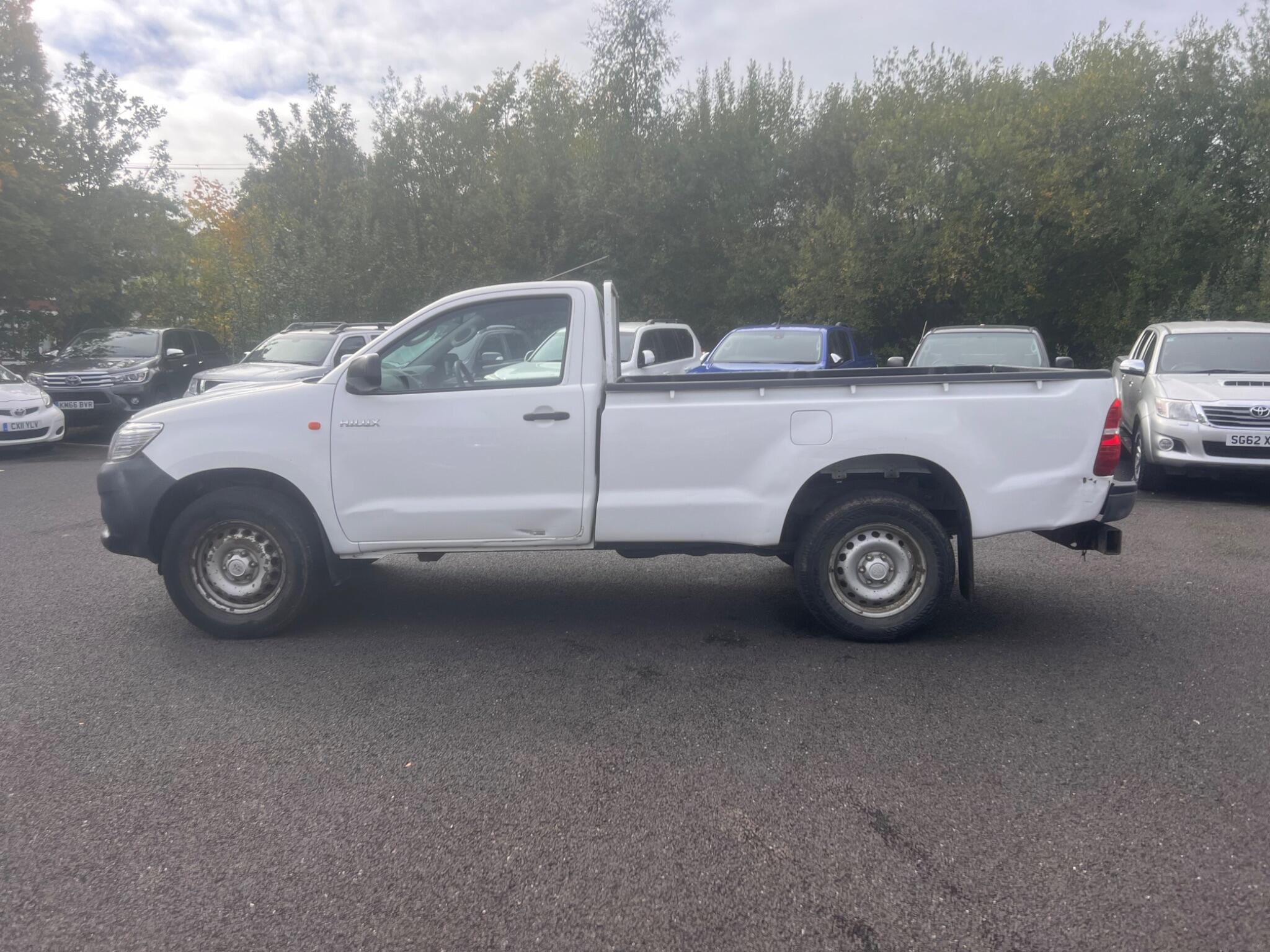 2016 Toyota Hilux 2.5 D-4D Active 4WD Euro 5 2dr • 115,029 miles image 3