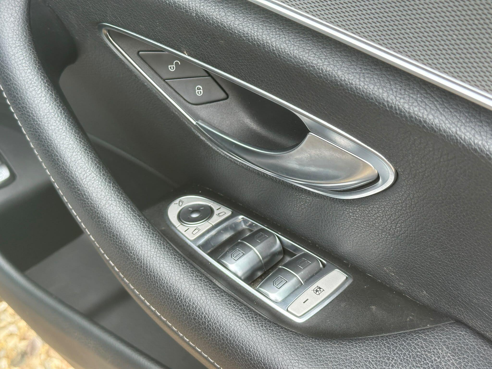 Mercedes-Benz E Class view 32