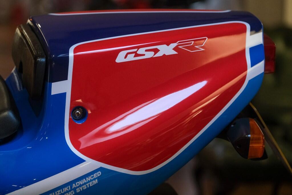 Suzuki GSX-R750 view 25