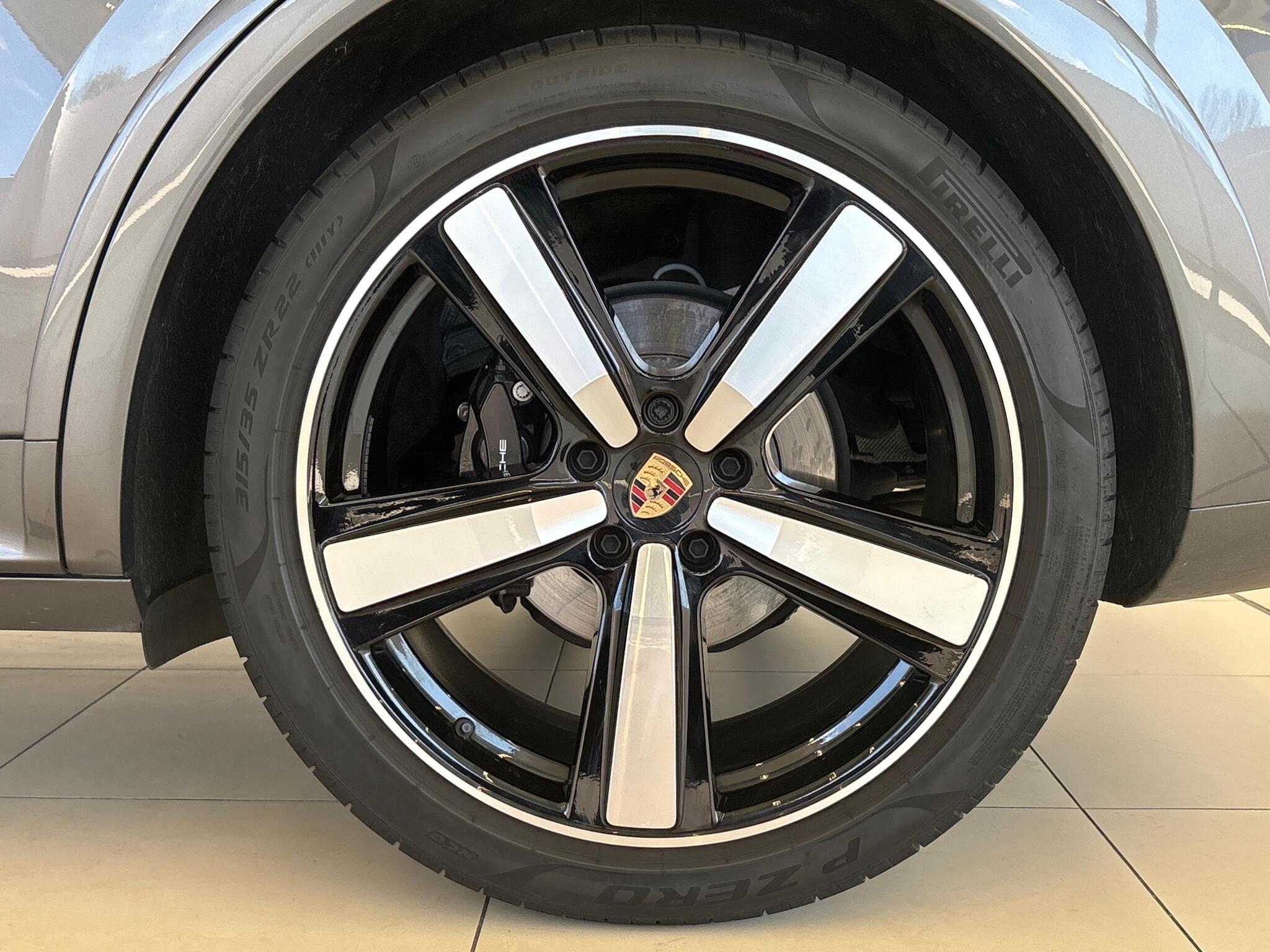 Porsche Cayenne view 25
