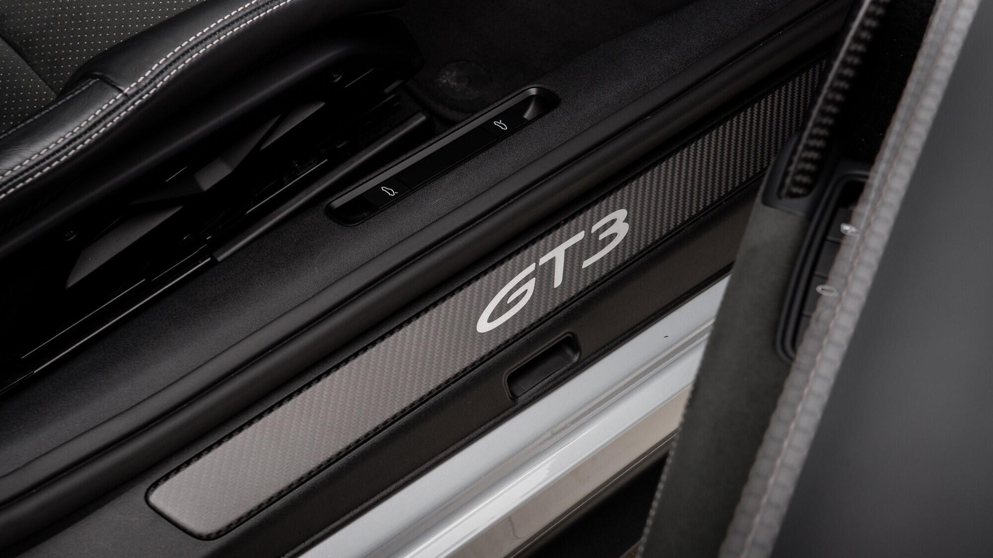 Porsche 911 view 31