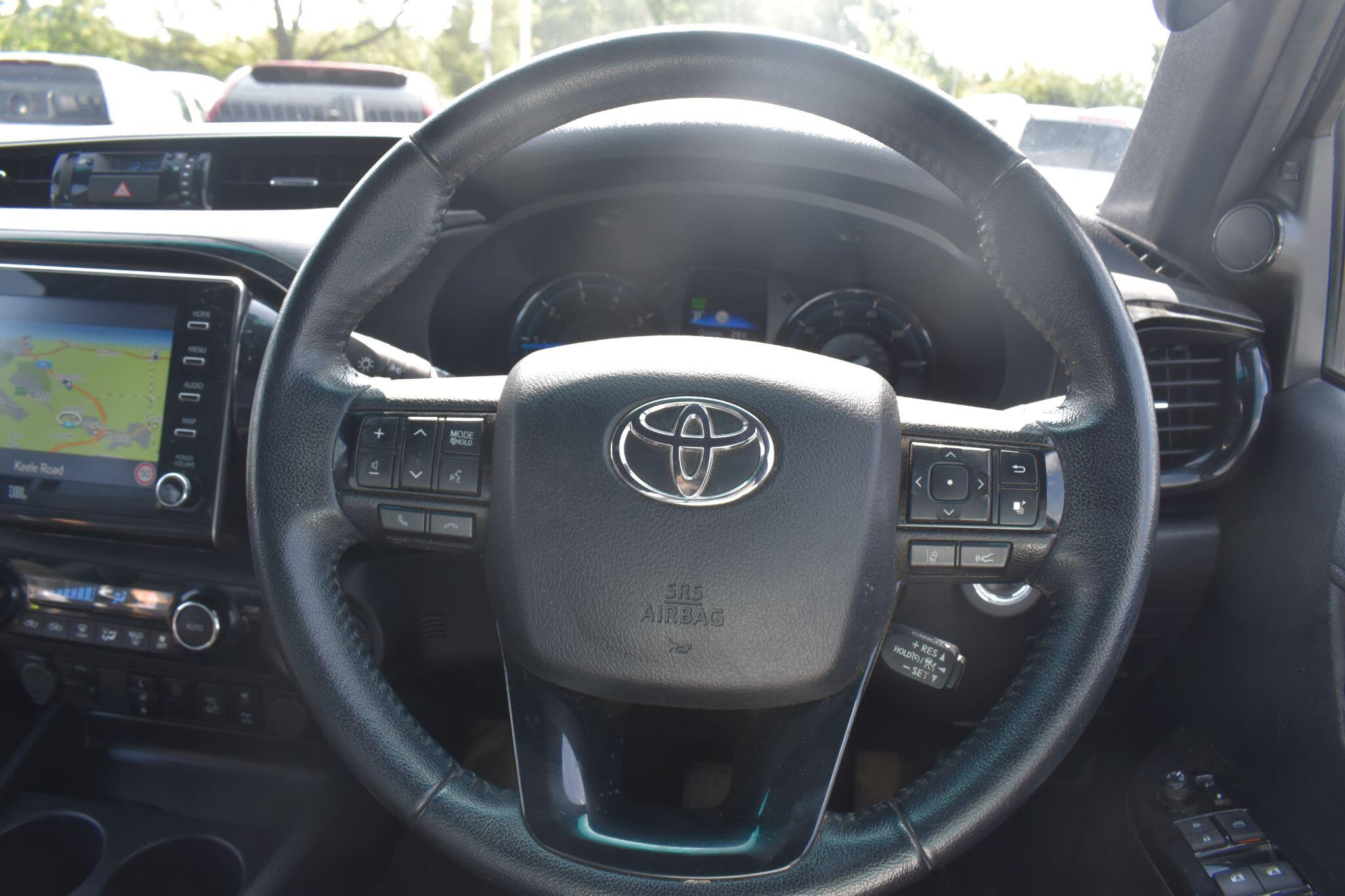 Hilux - 2.8 D-4D Invincible X Auto 4WD Euro 6 (s/s) 4dr - Image 25