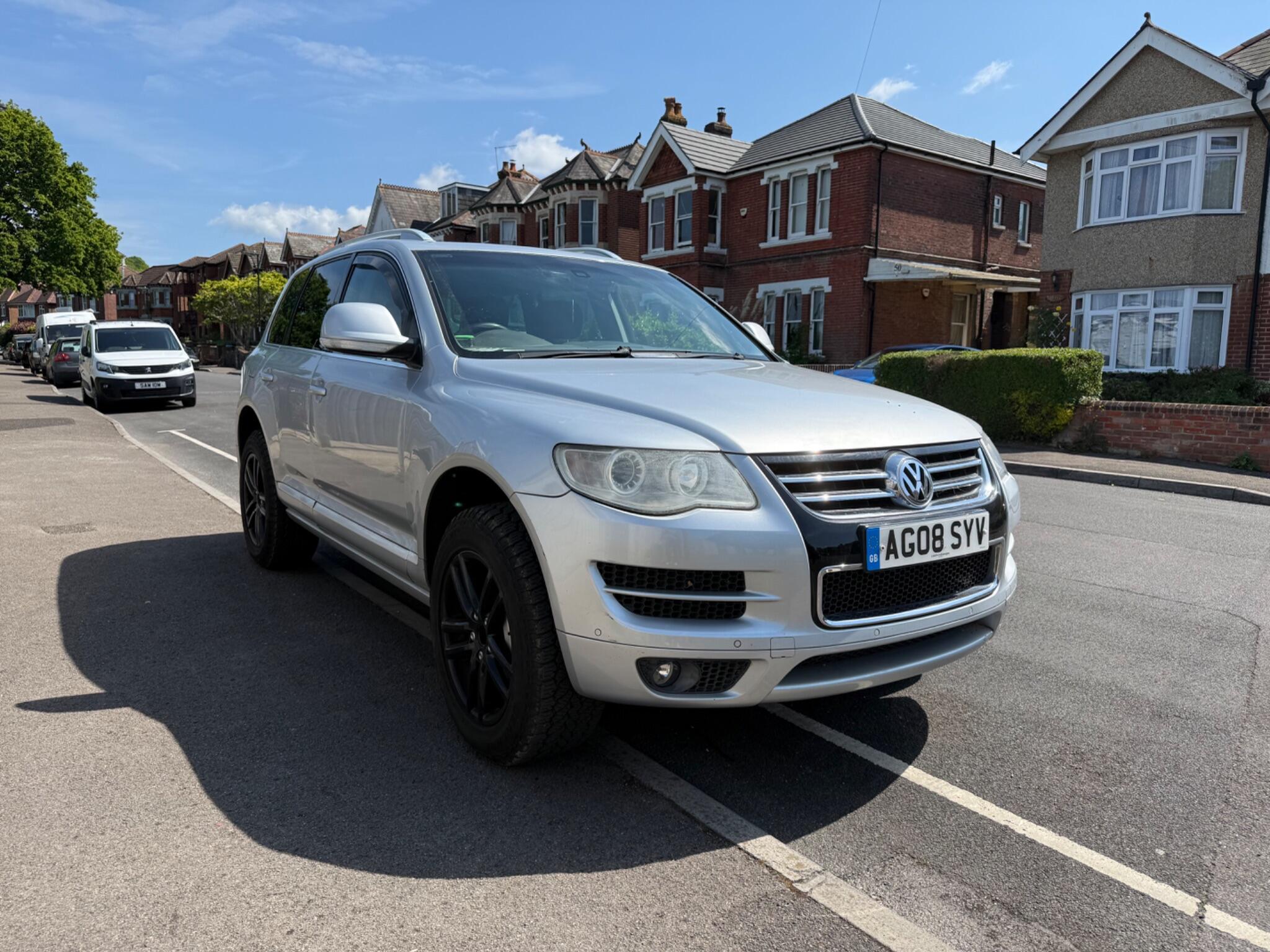 Volkswagen Touareg view 5