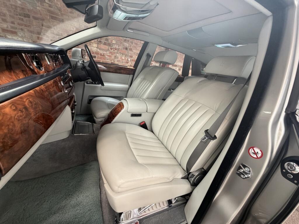 Rolls-Royce Phantom view 7