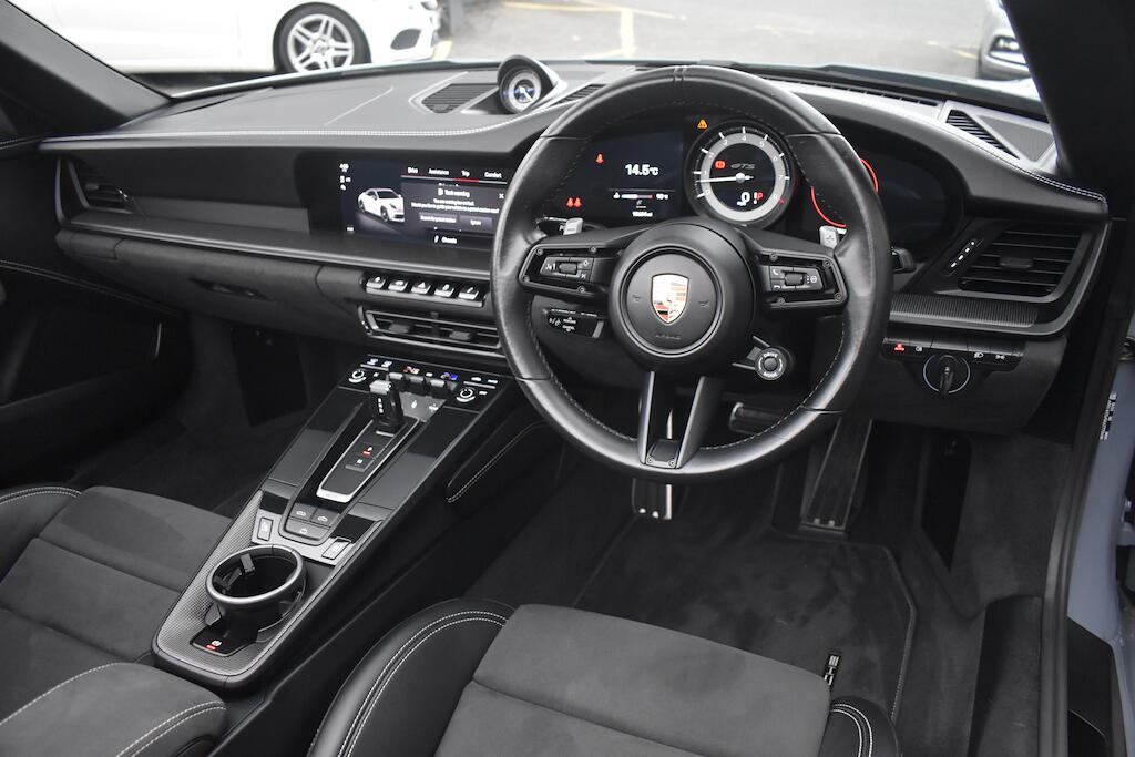 Porsche 911 view 9