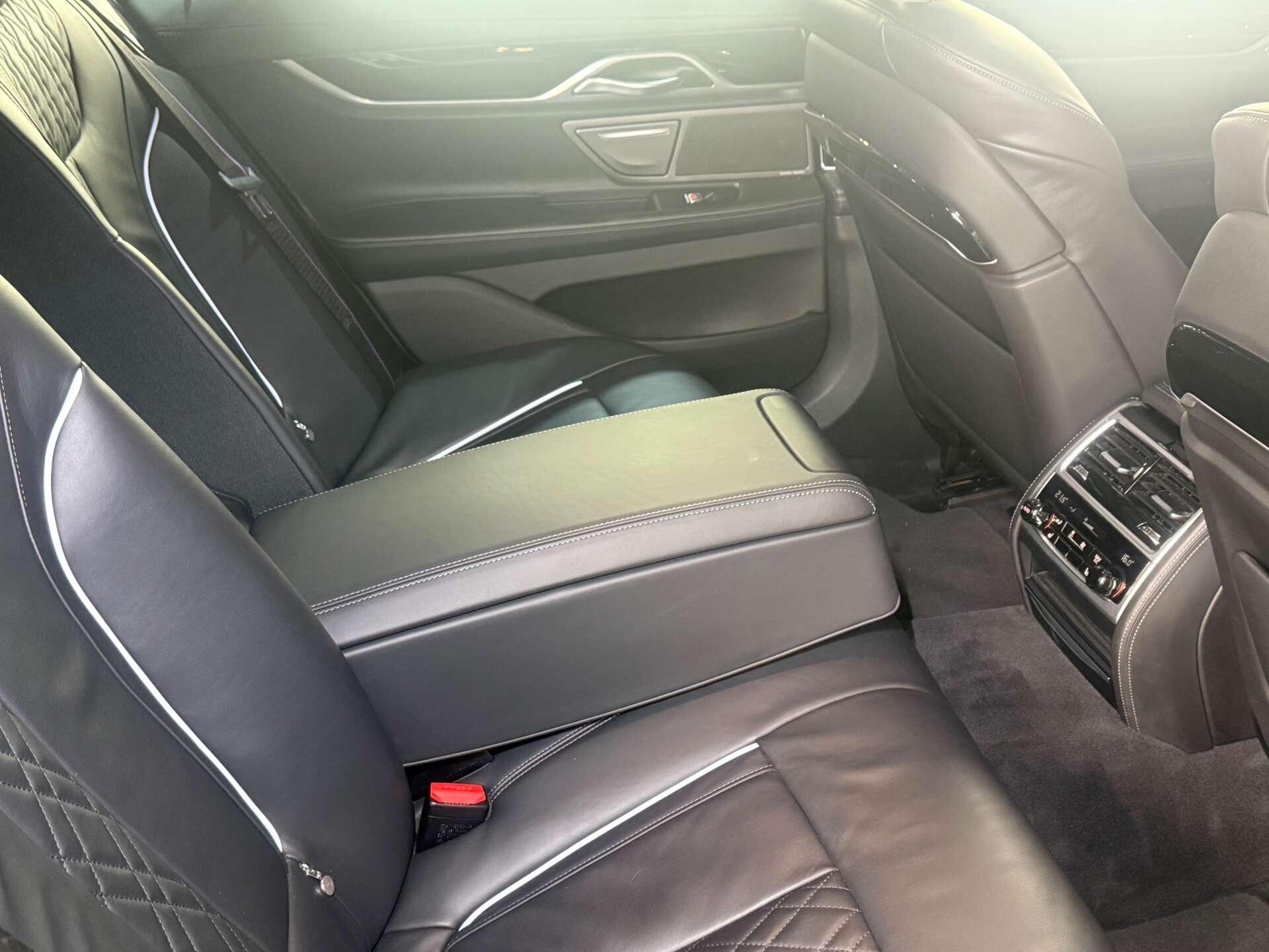BMW 7 Series view 20