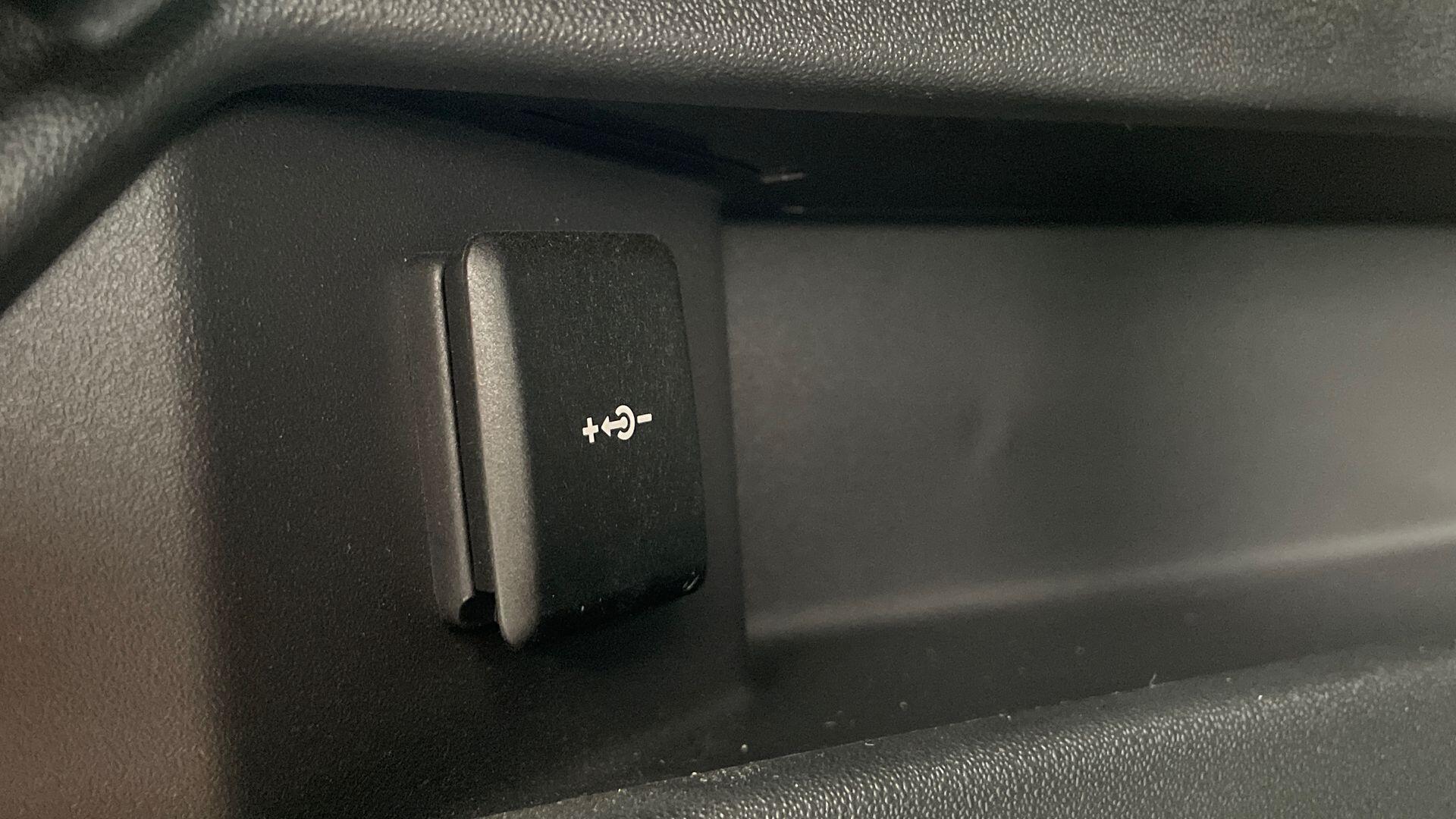Land Rover Discovery Sport view 27