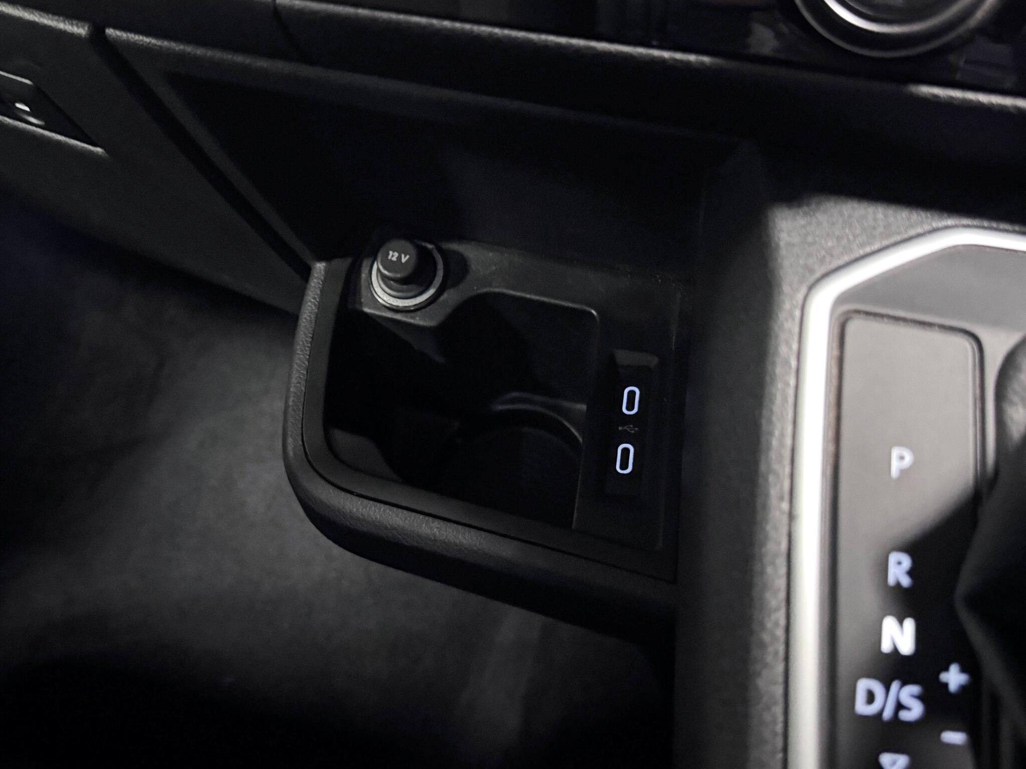 Volkswagen Caravelle view 17