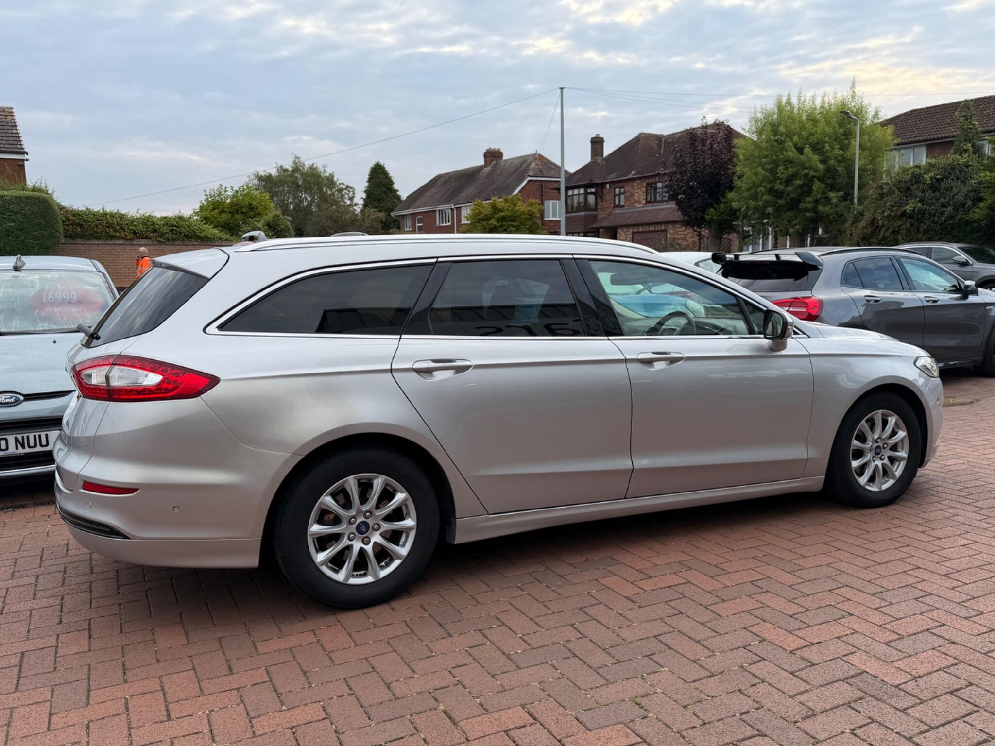 Ford Mondeo view 23