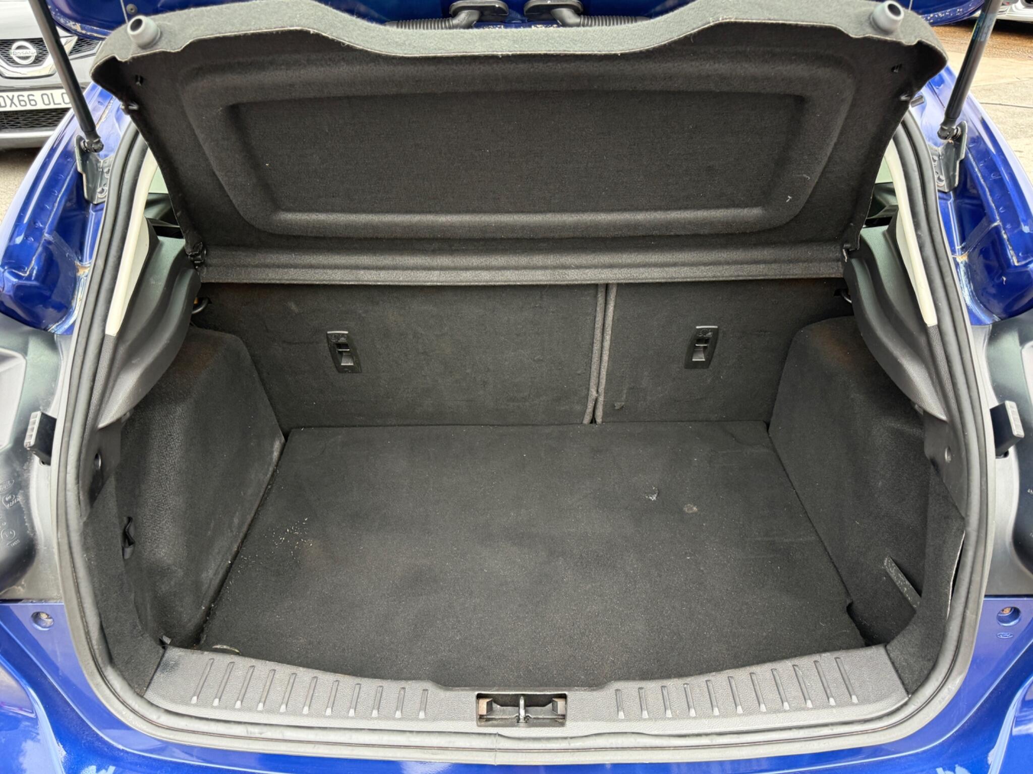 Ford Focus - Image 38