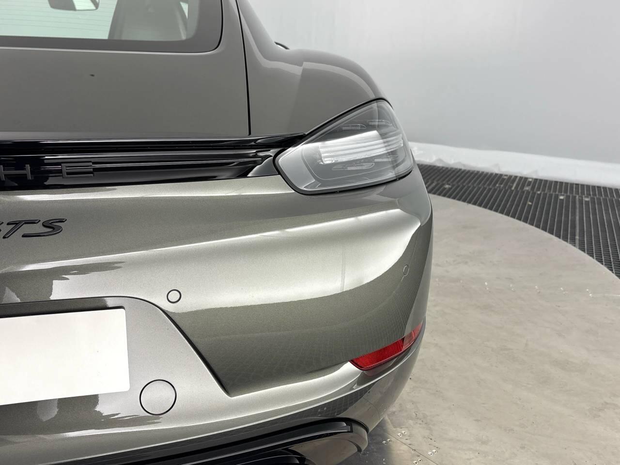 Porsche Cayman view 16