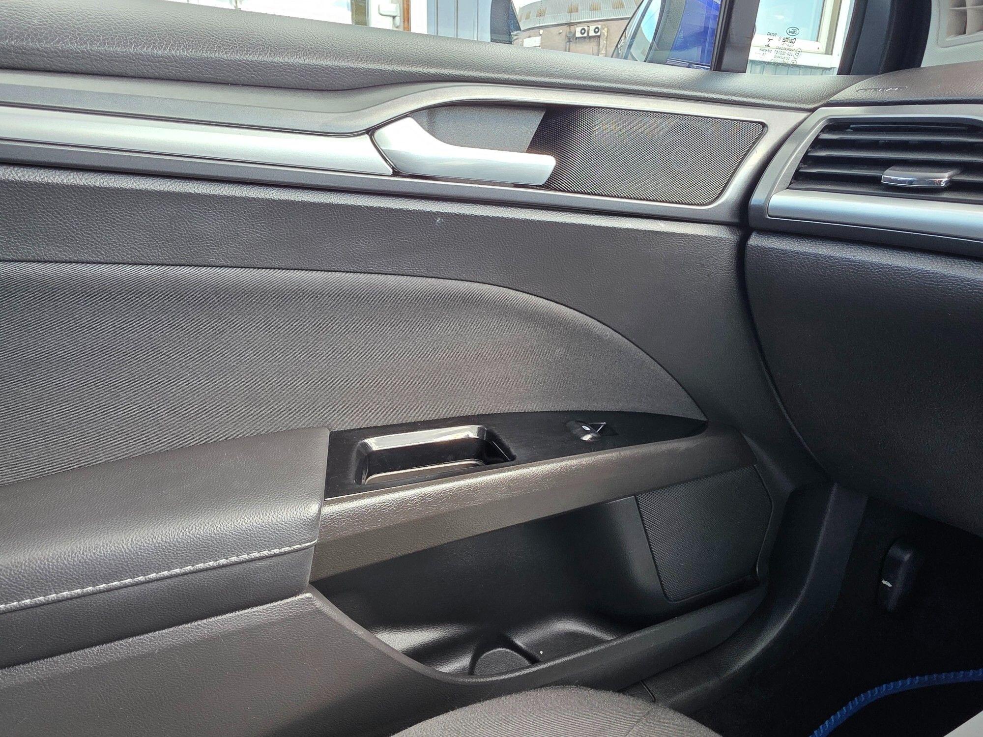 Ford Mondeo view 27