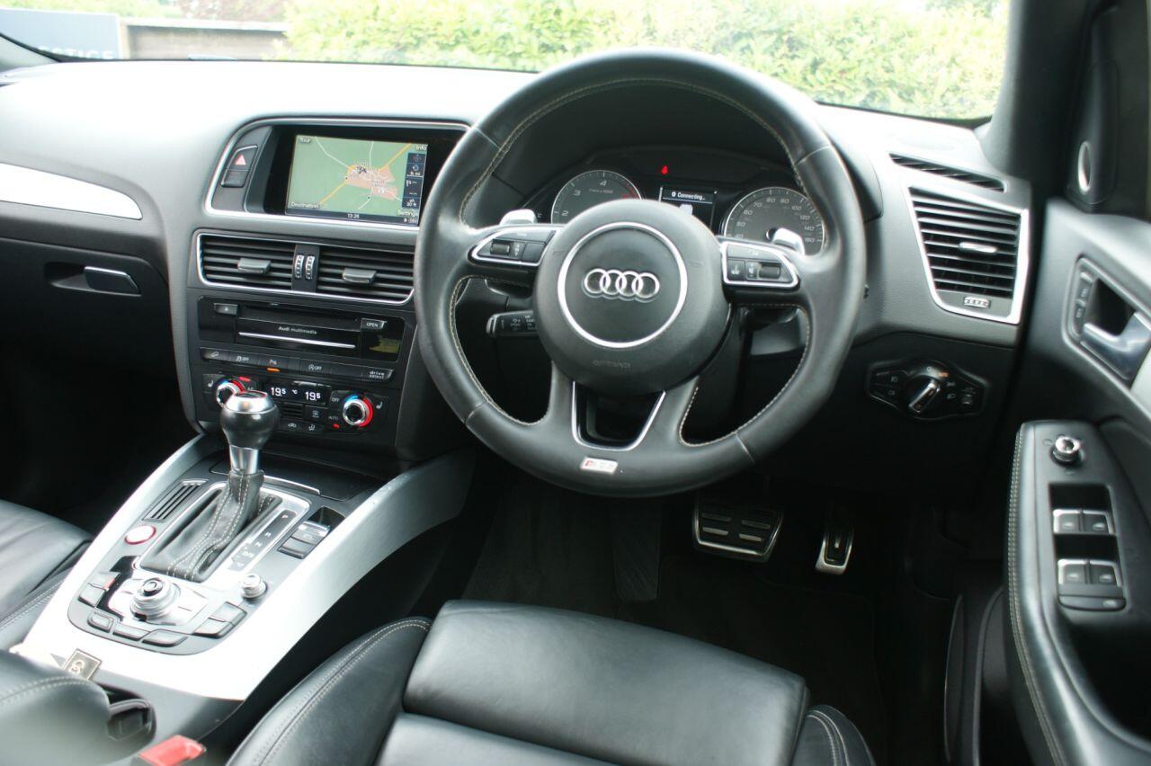 Audi SQ5 view 3