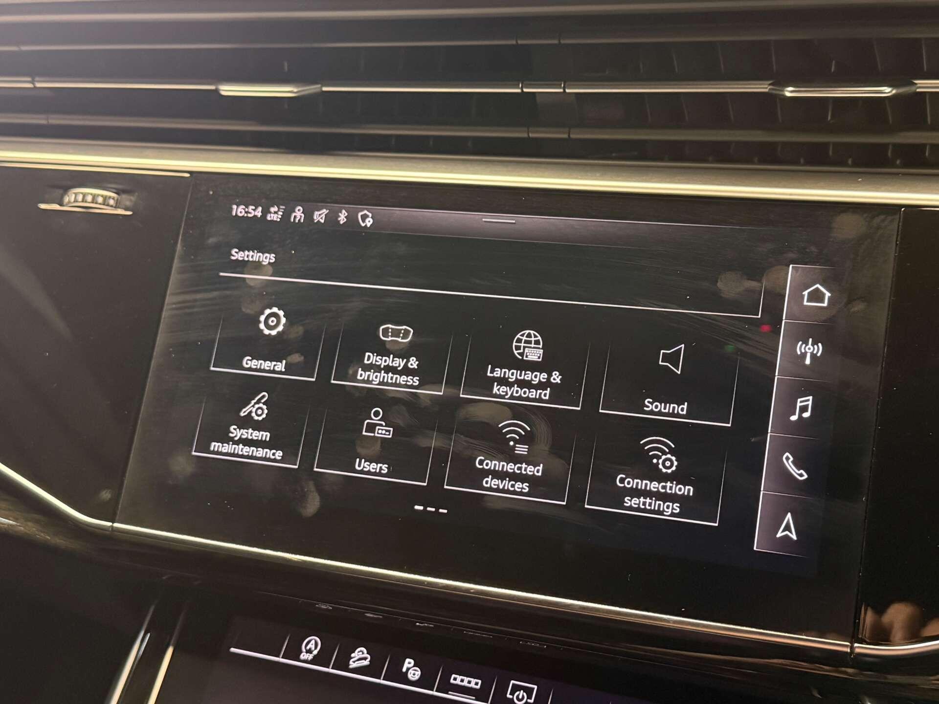 Audi Q8 view 55