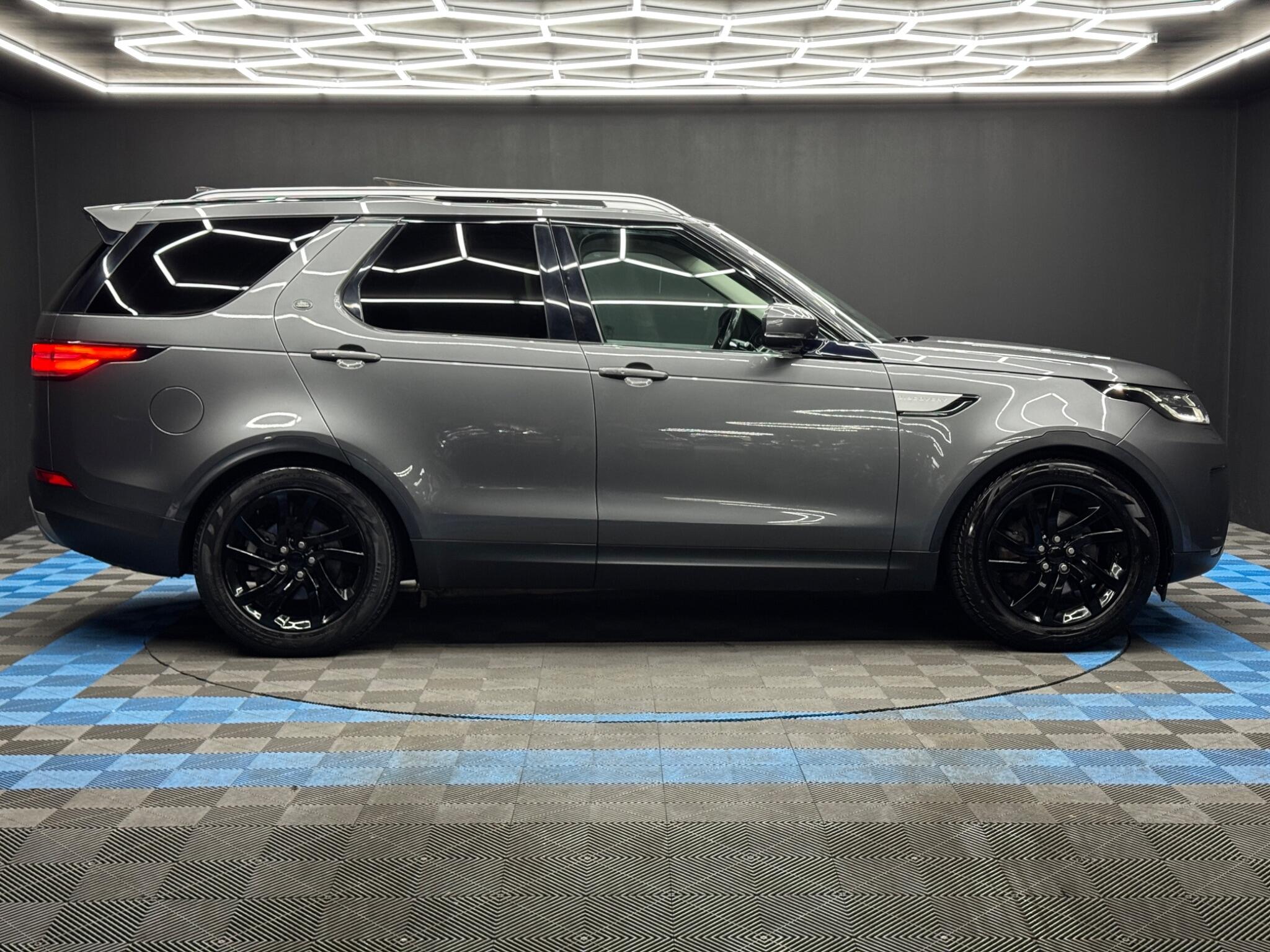 Land Rover Discovery view 4