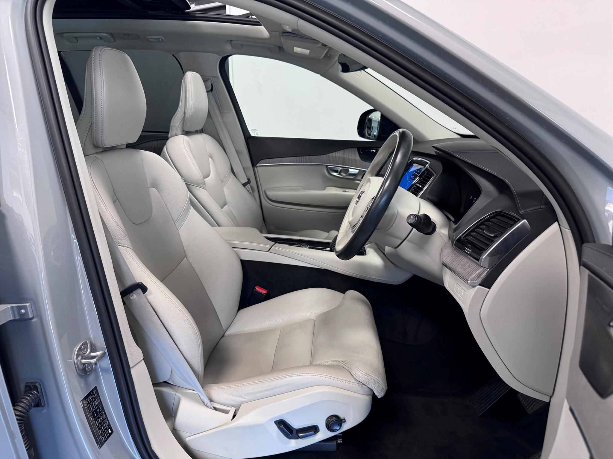 Volvo XC90 view 28