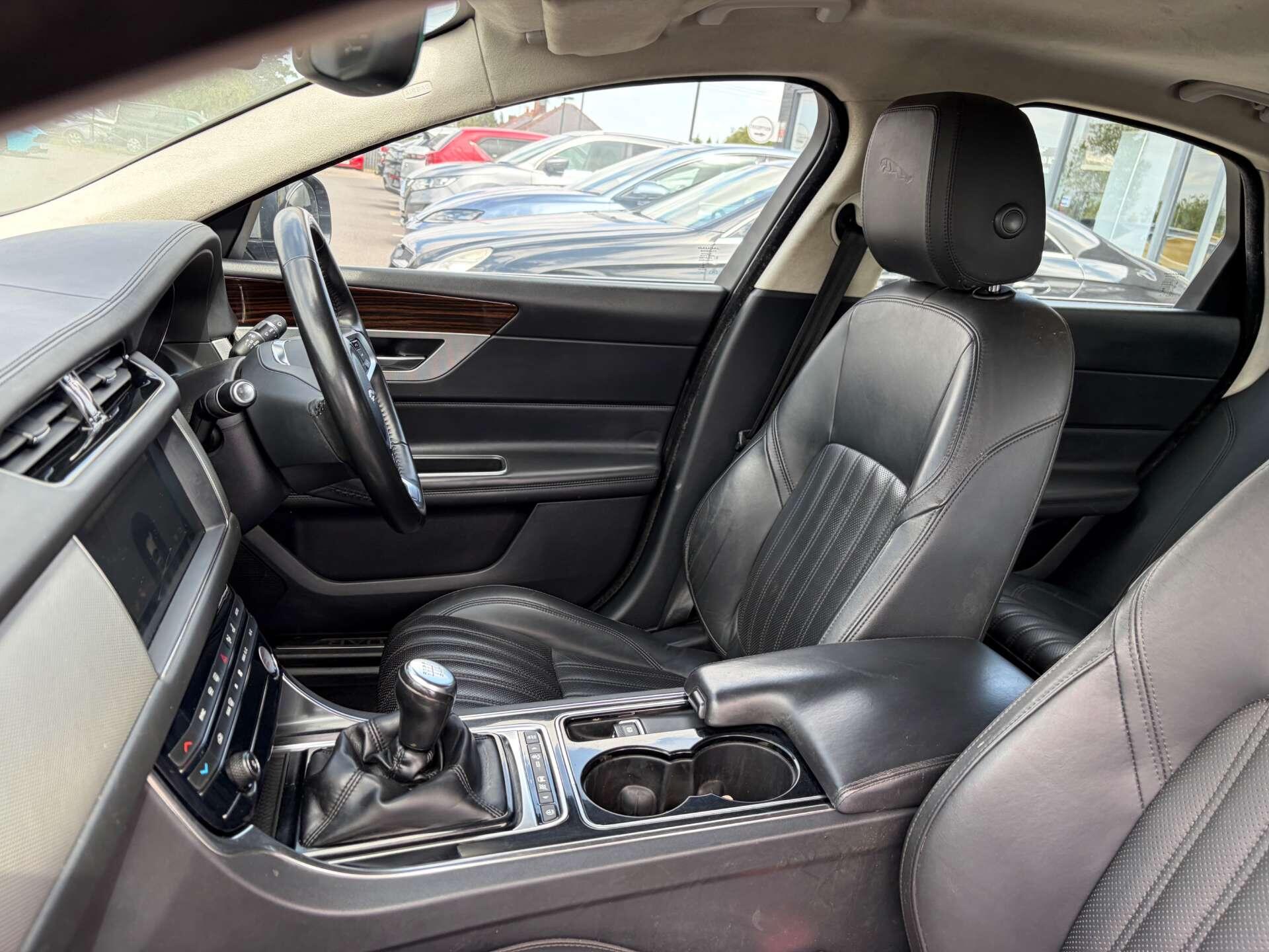 Jaguar XF view 18