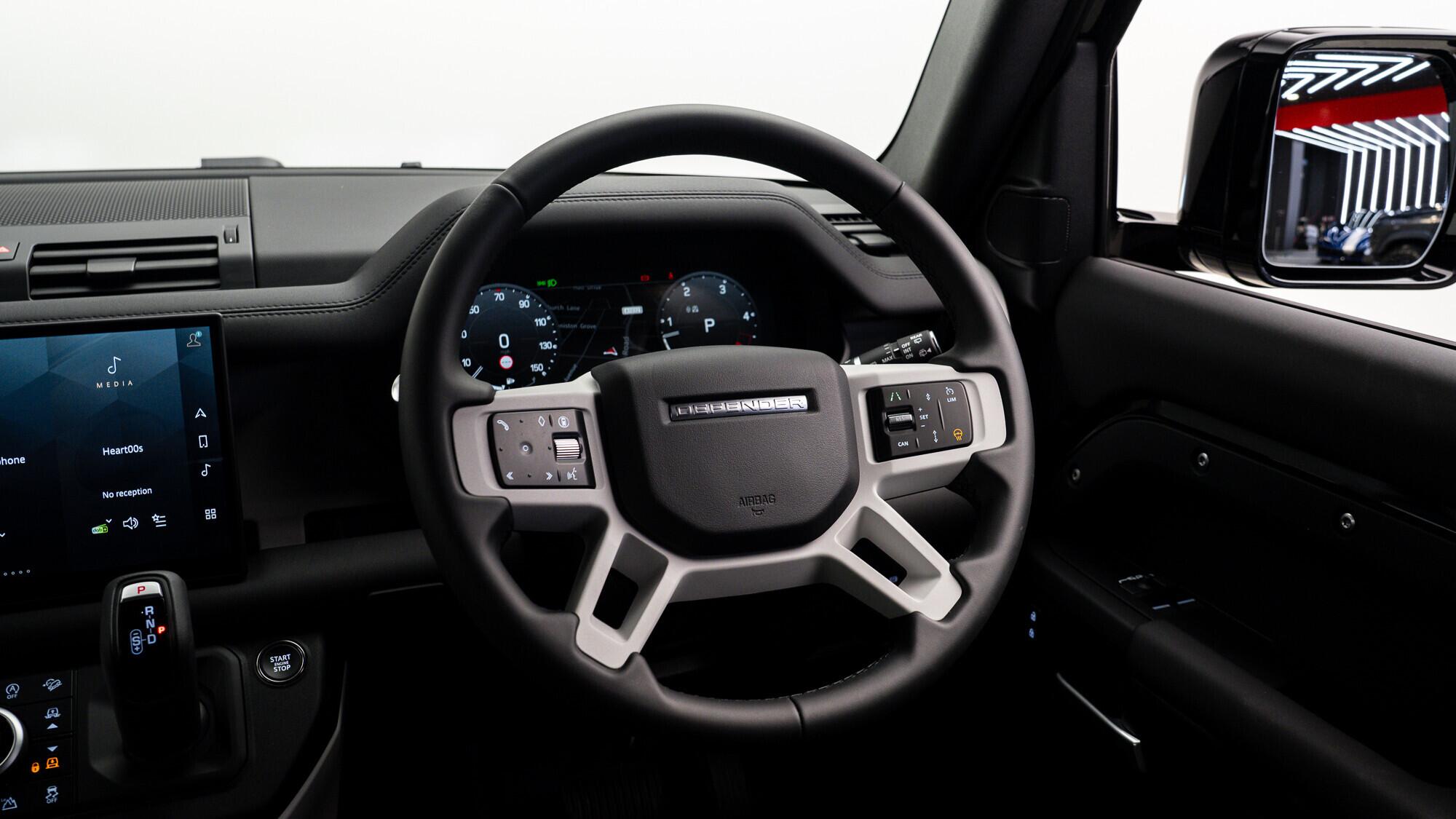Land Rover Defender 90 view 25