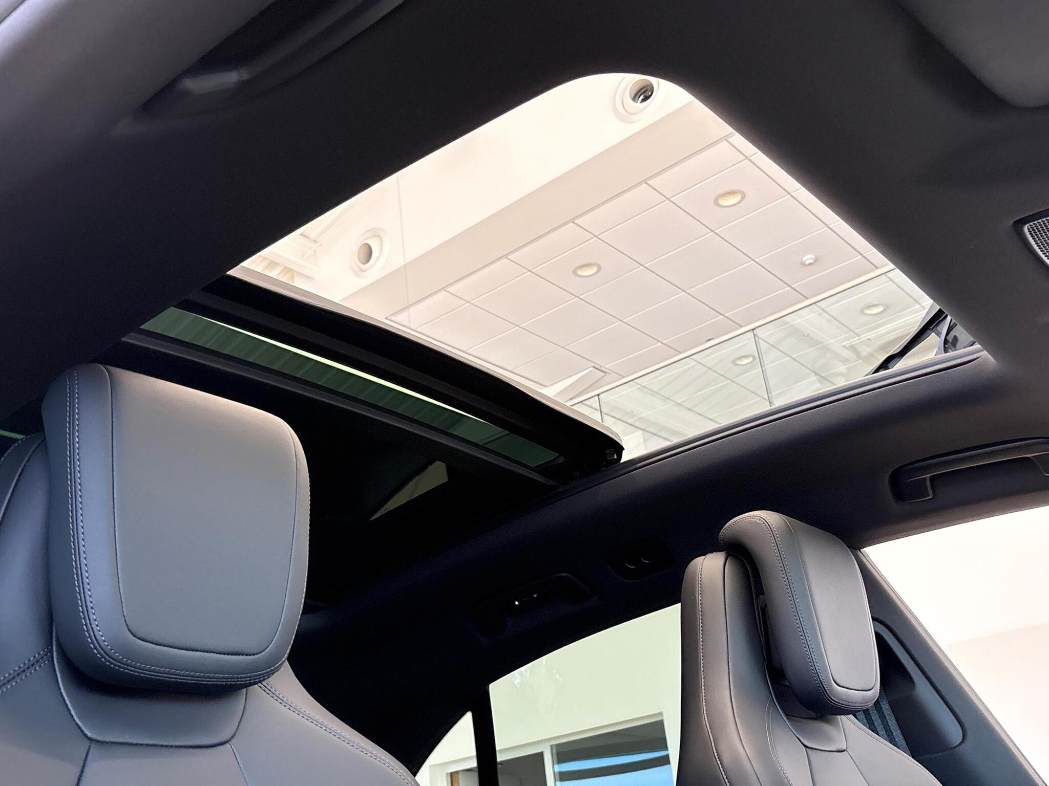 Porsche Macan view 28