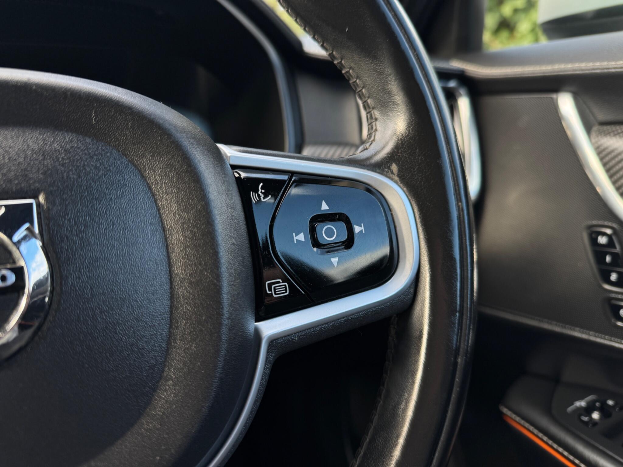 Volvo V90 Cross Country view 21