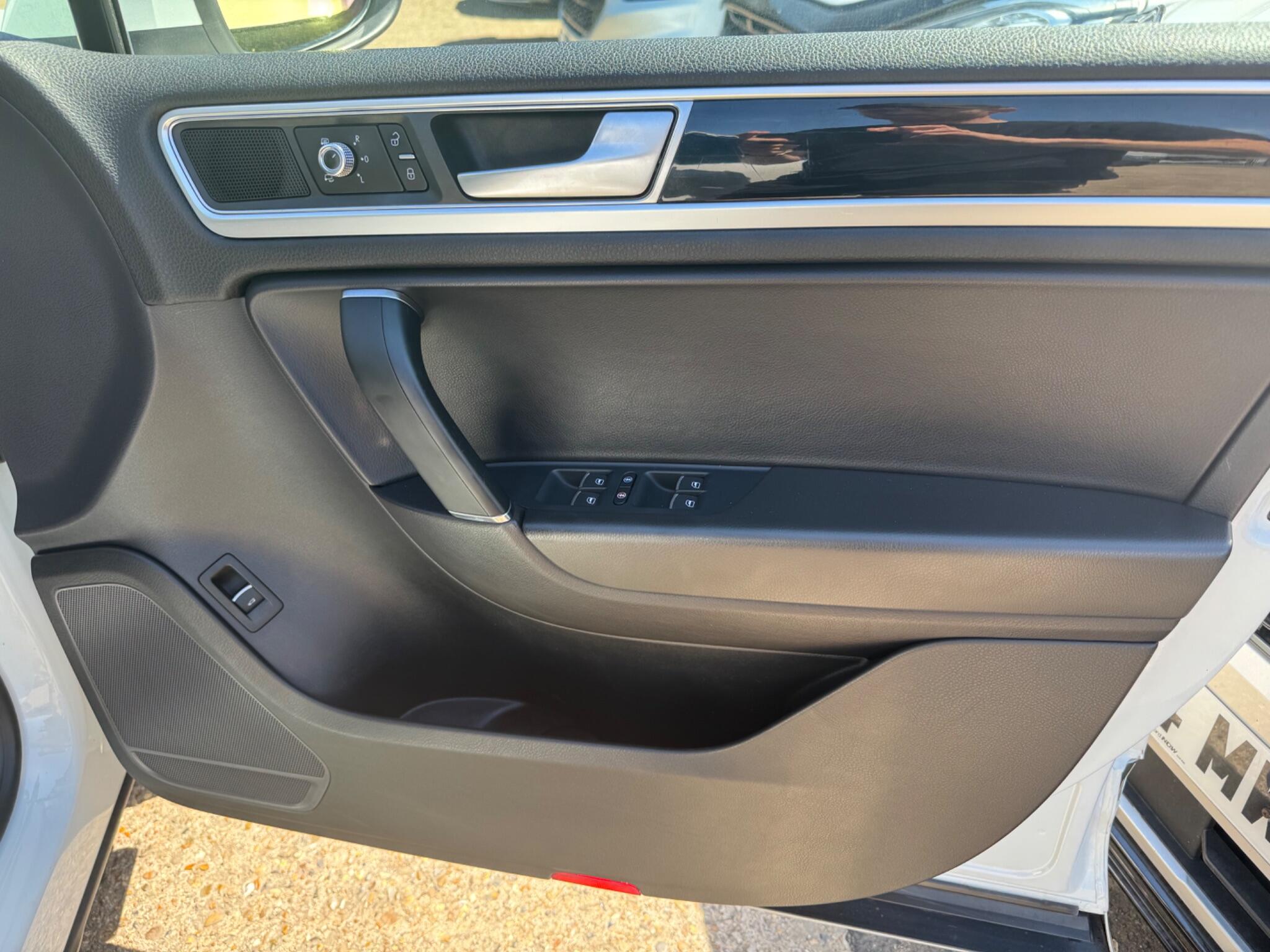 Volkswagen Touareg view 25