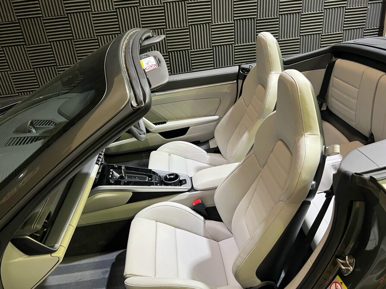 Porsche 911 view 31