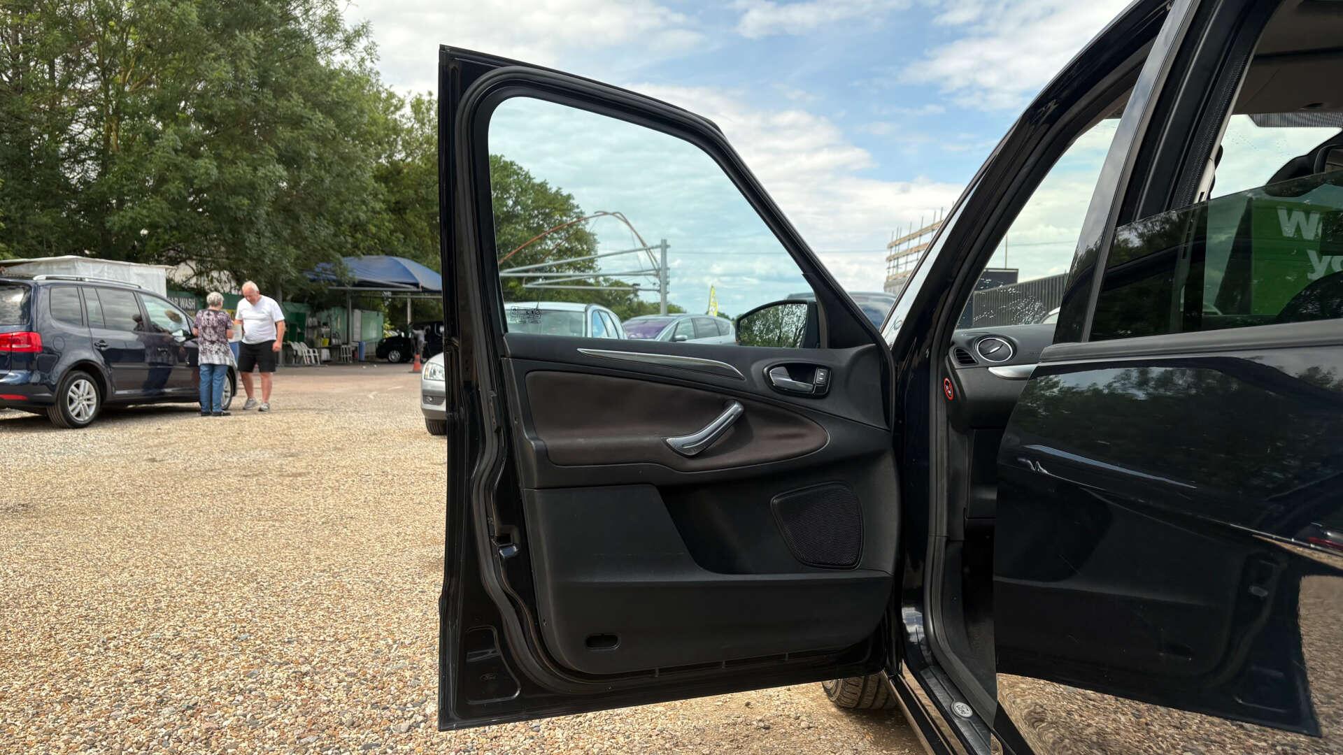 Ford S-Max view 28