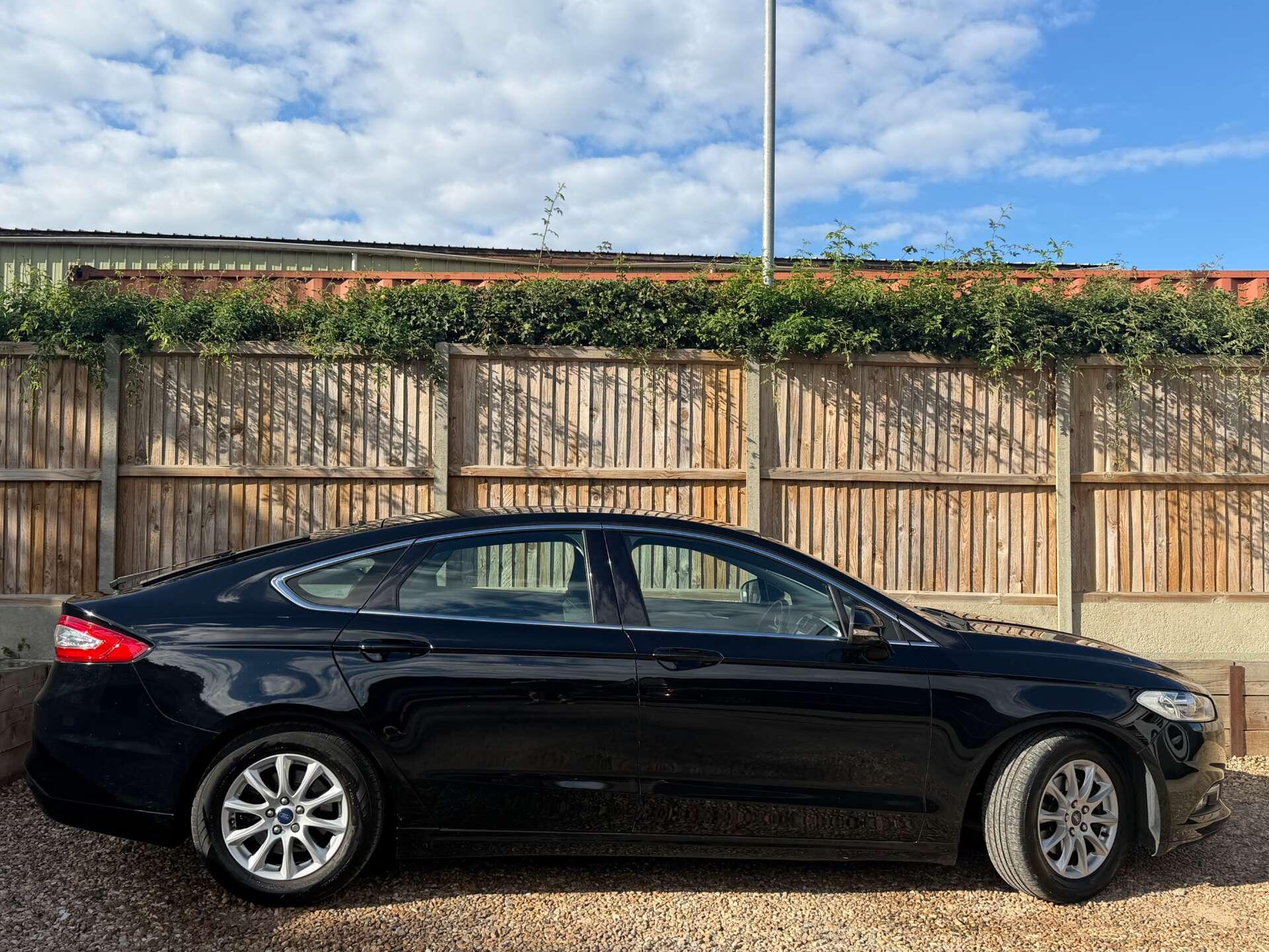 Ford Mondeo view 12