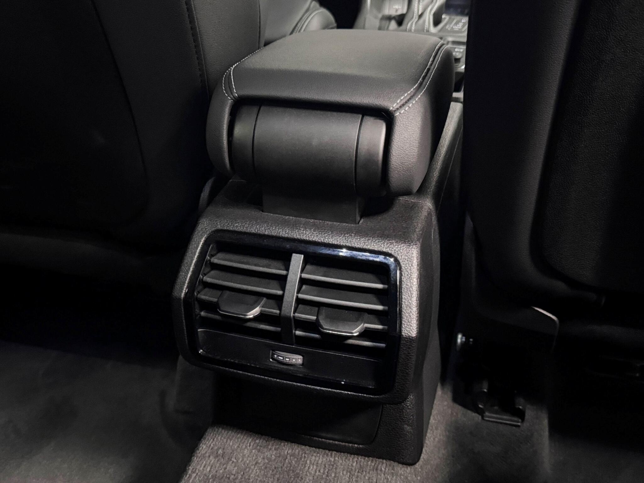 Audi Q3 view 21