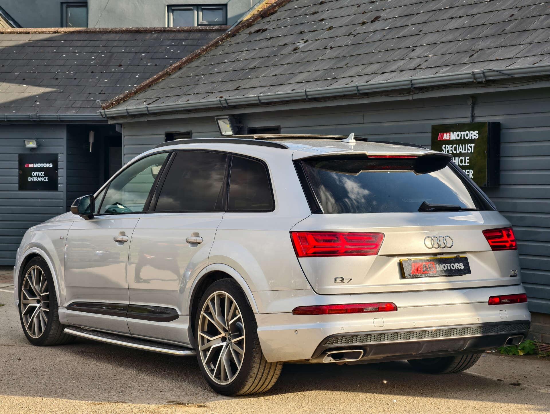Audi Q7 view 17