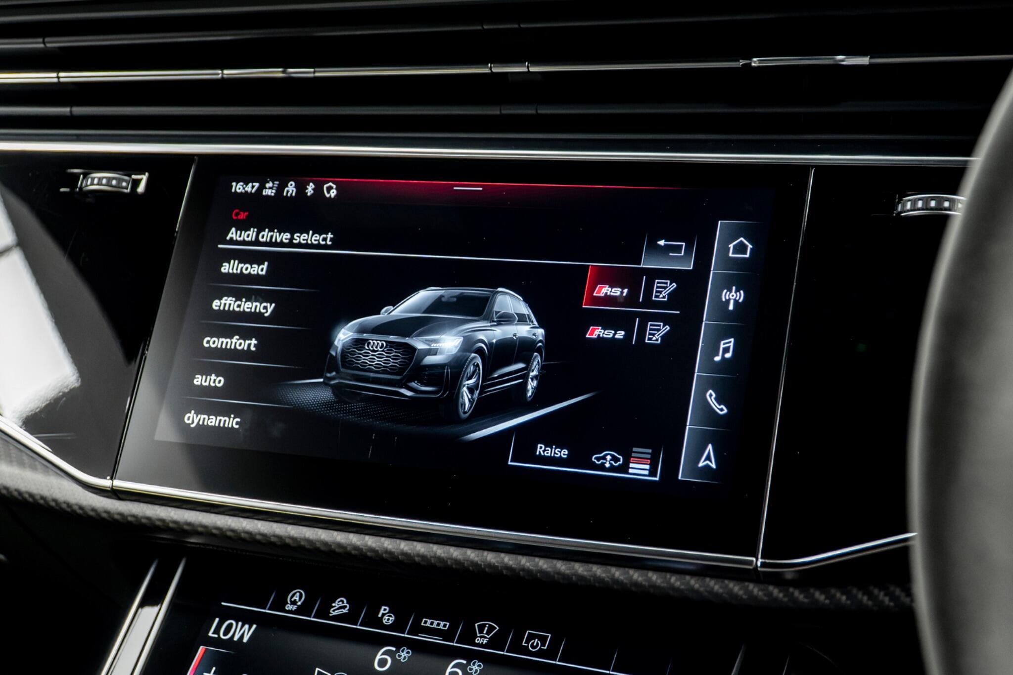 Audi RS Q8 view 38