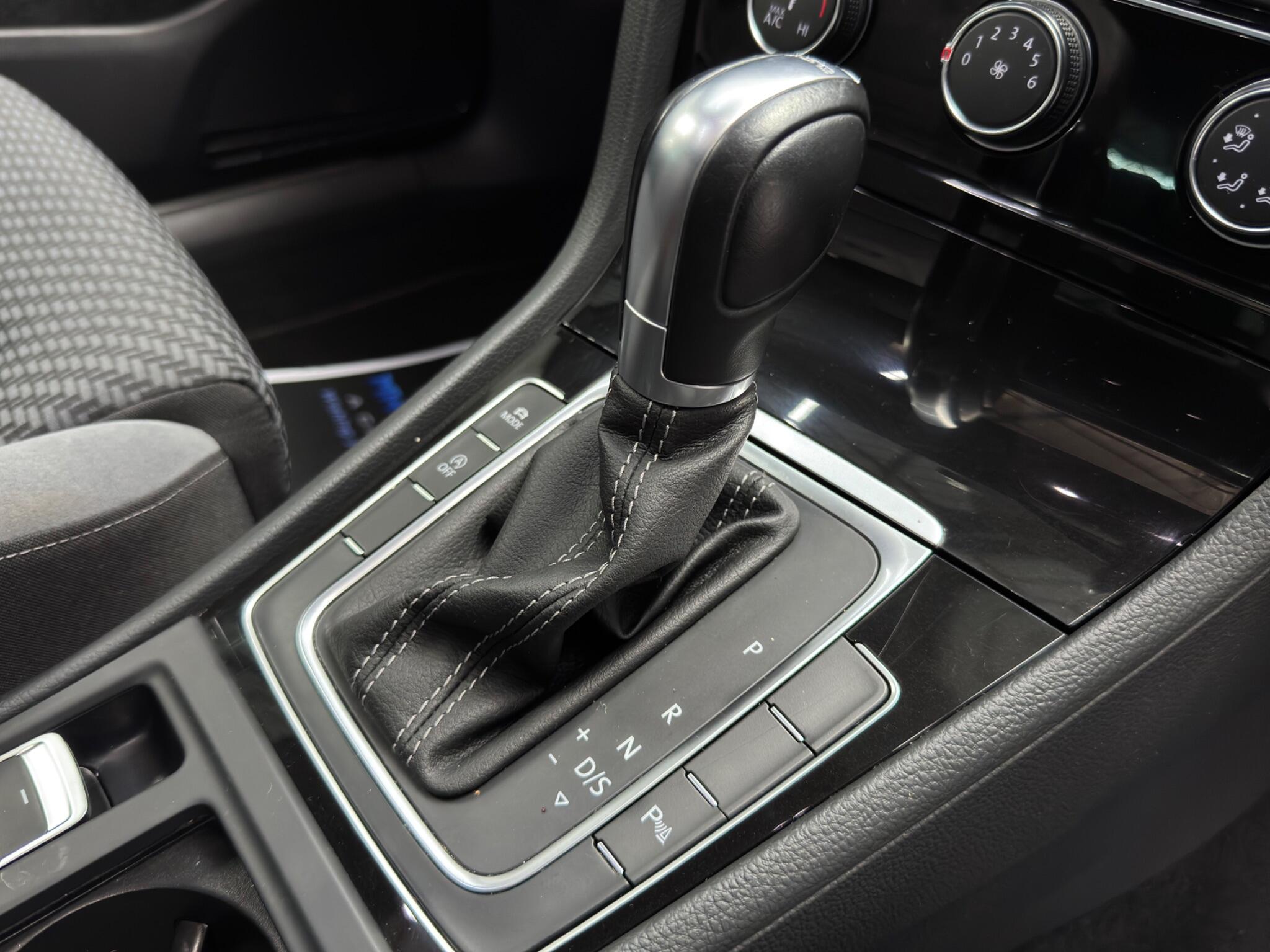 Volkswagen Golf view 8