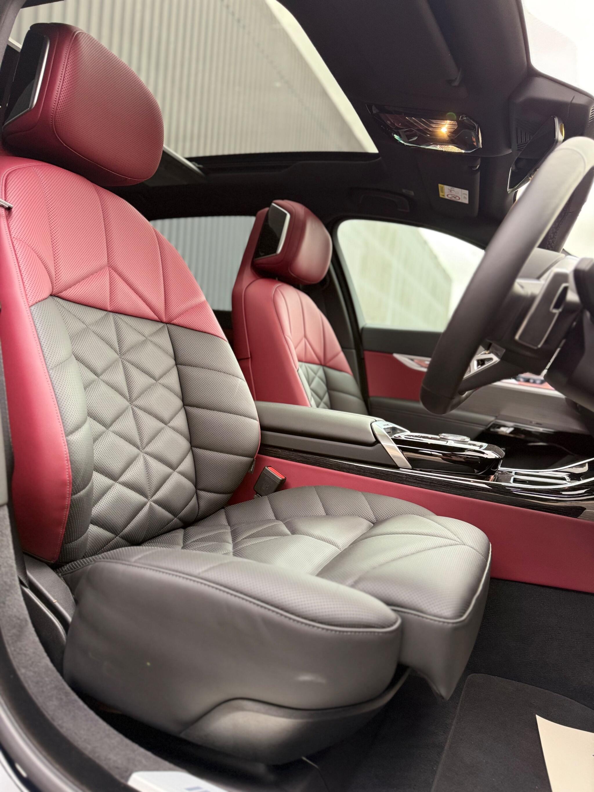 BMW 7 Series view 13