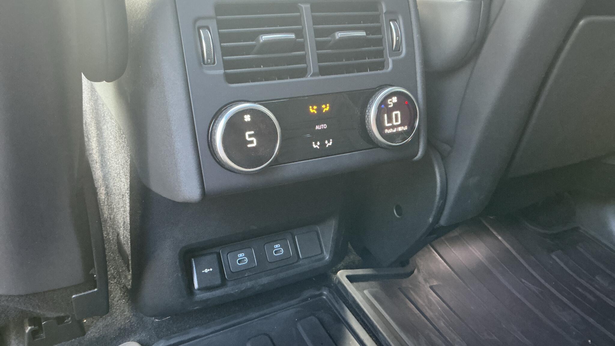Land Rover Discovery view 29