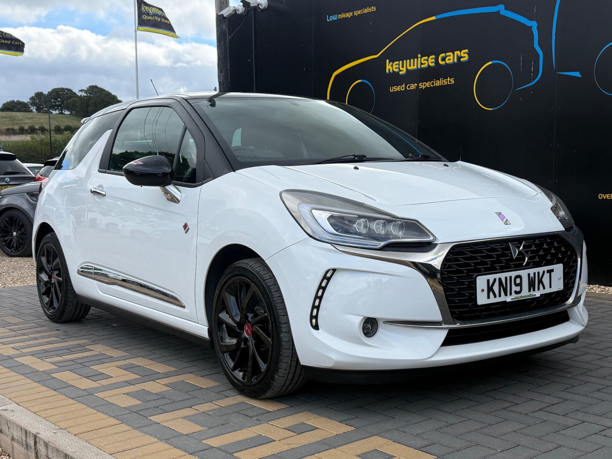 DS Automobiles DS 3 view 9