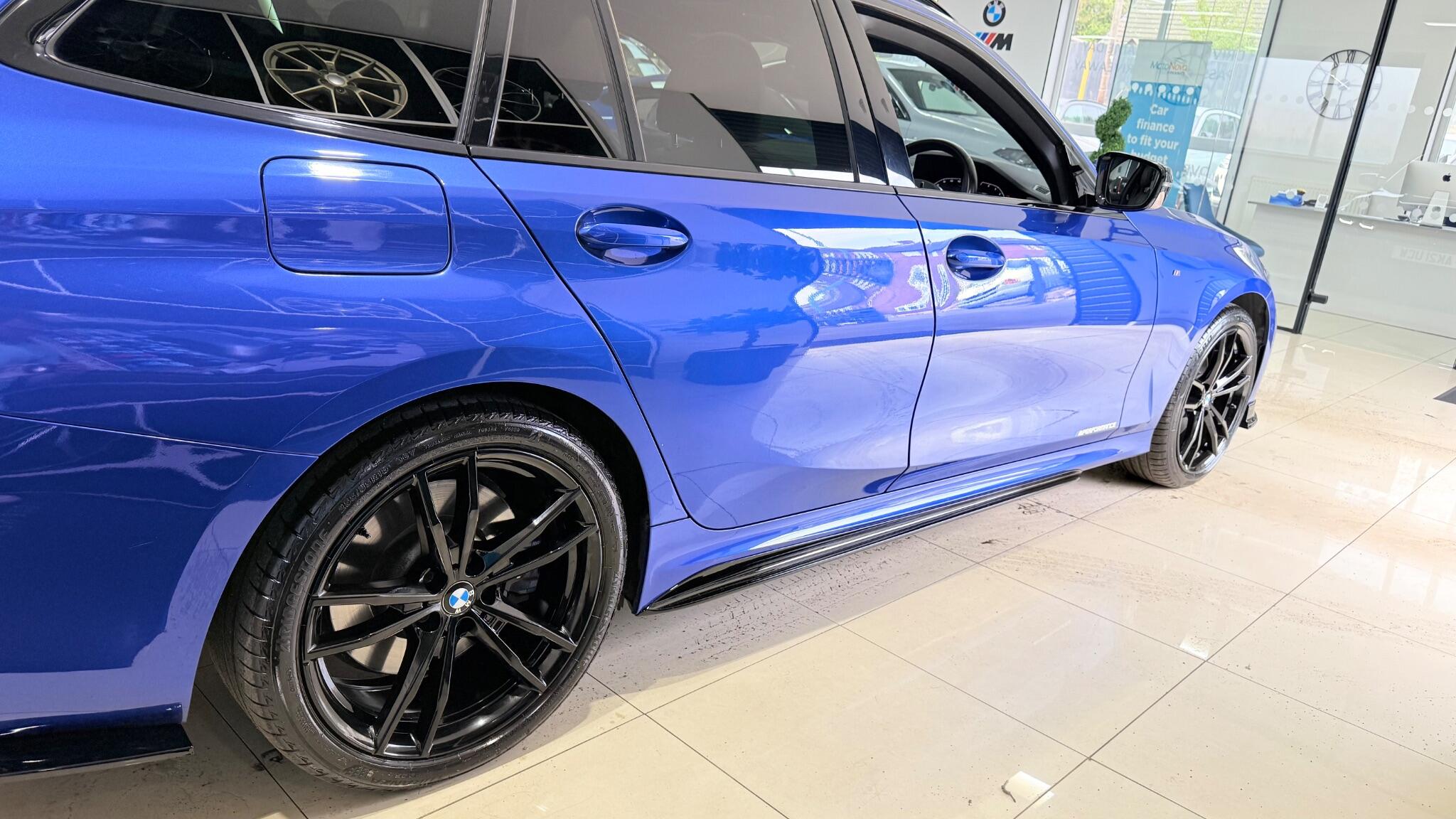 BMW 3 Series view 24