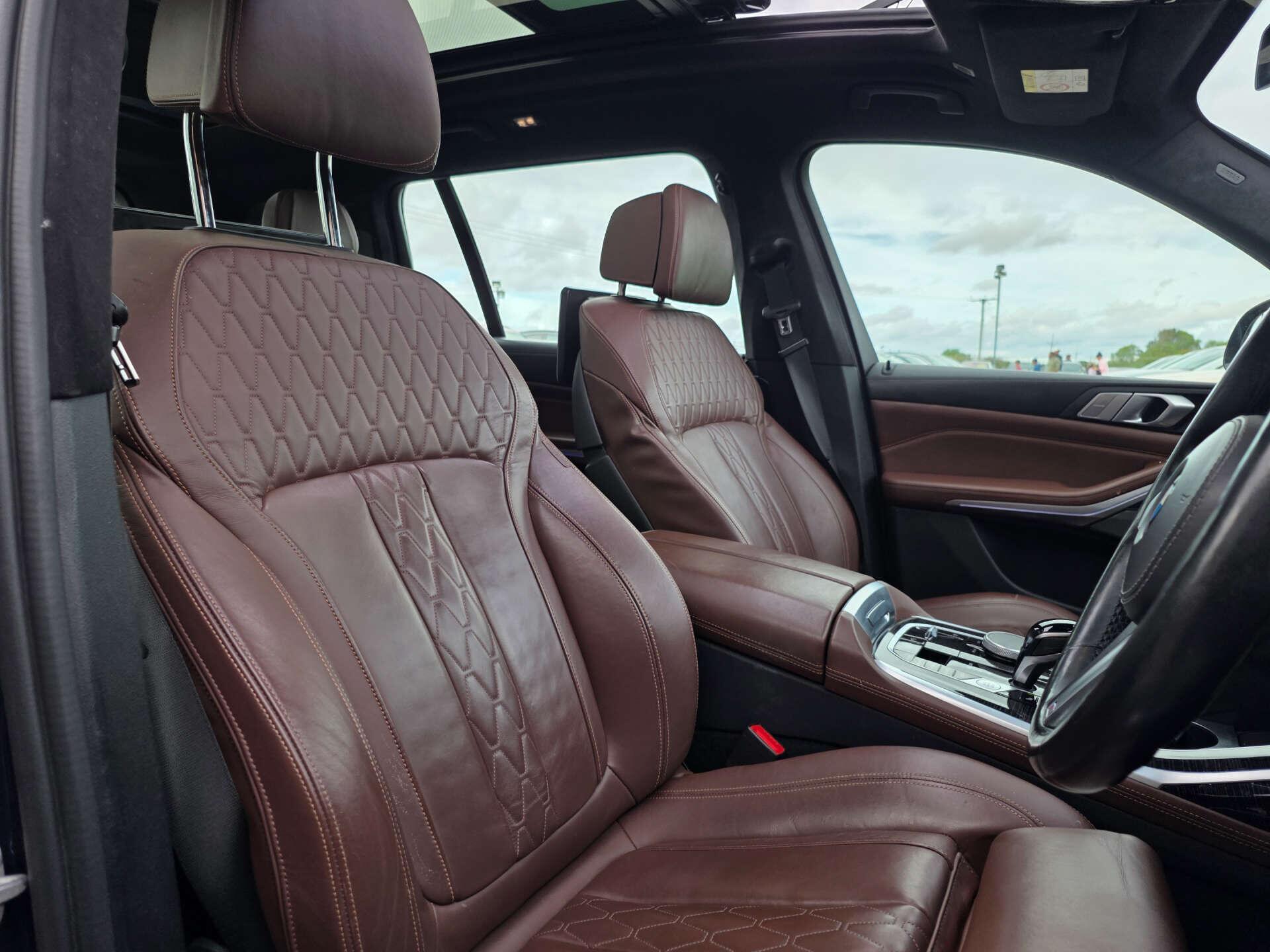 BMW X7 view 32