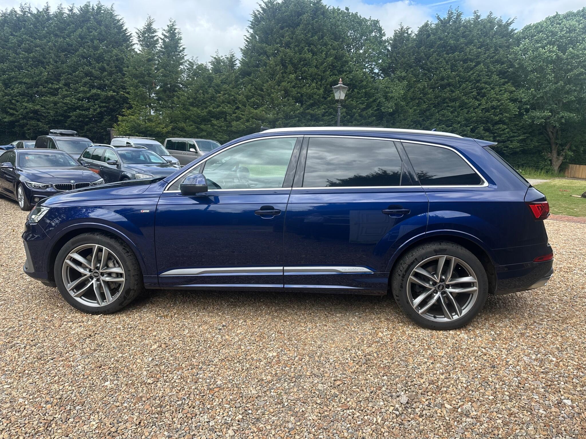 Audi Q7 view 12