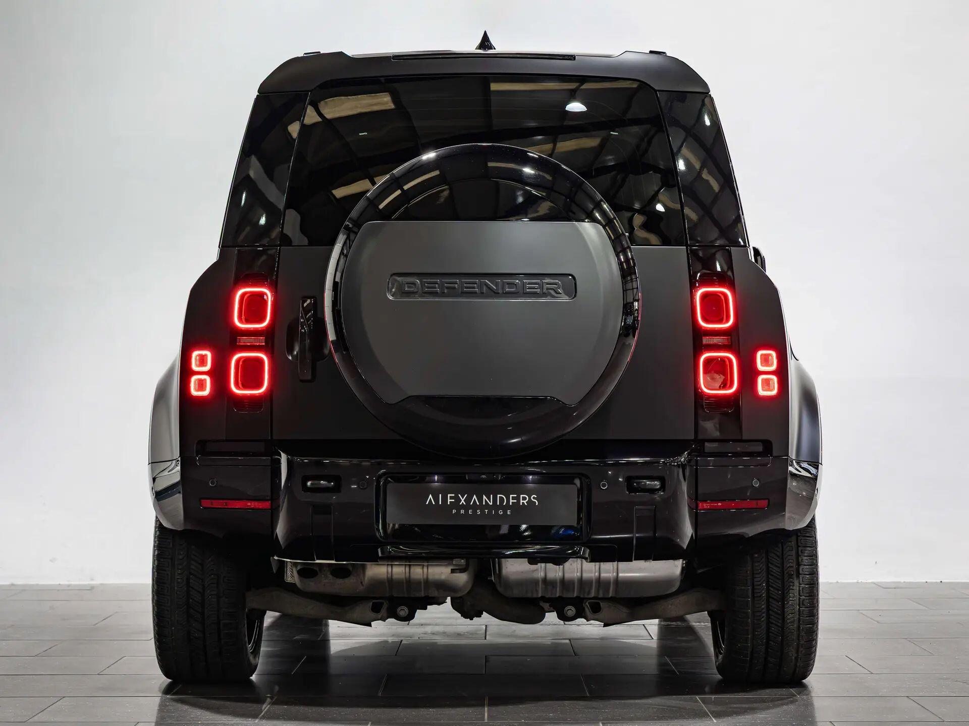 Land Rover Defender 110 view 11