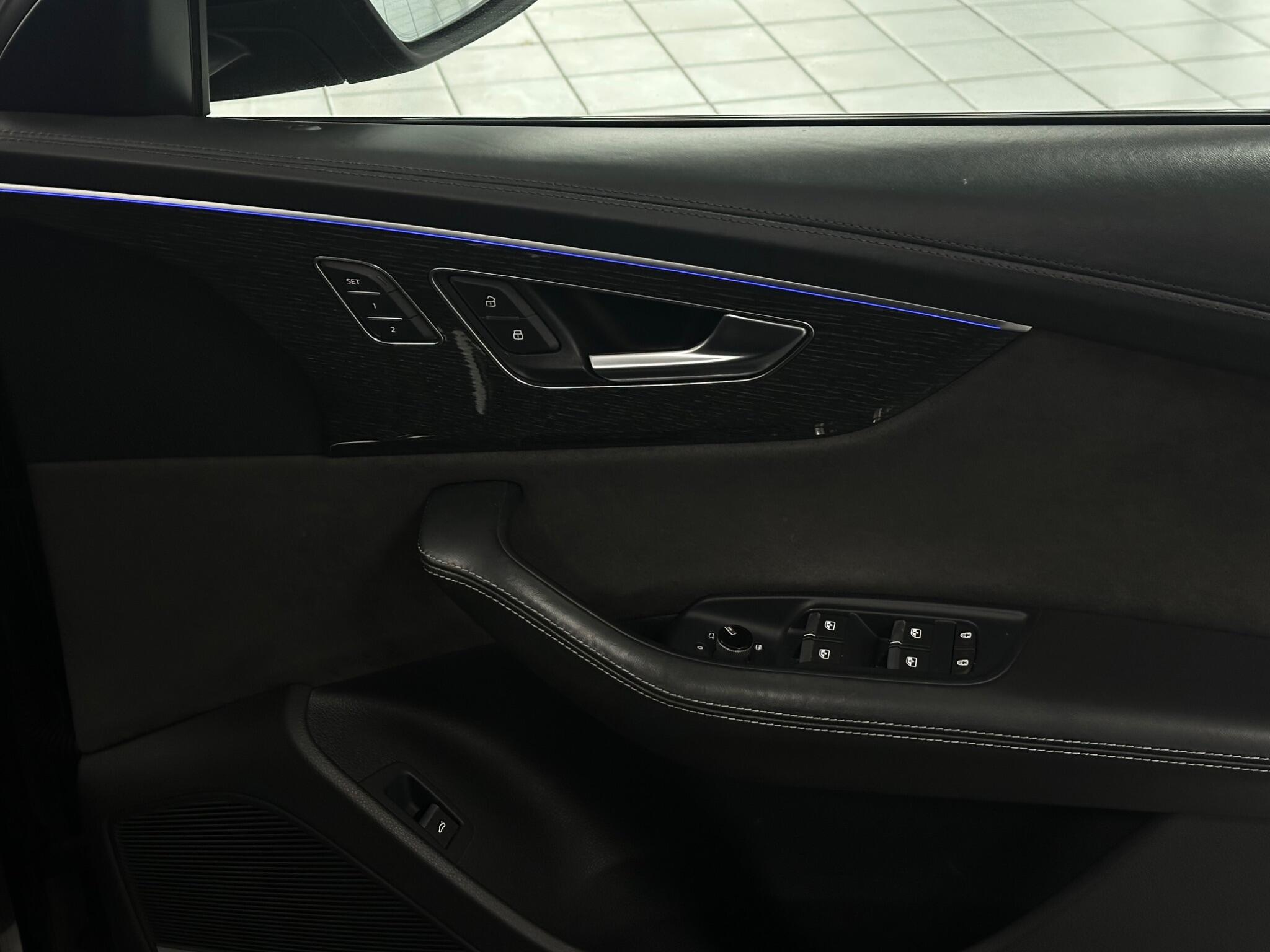 Audi Q8 view 20