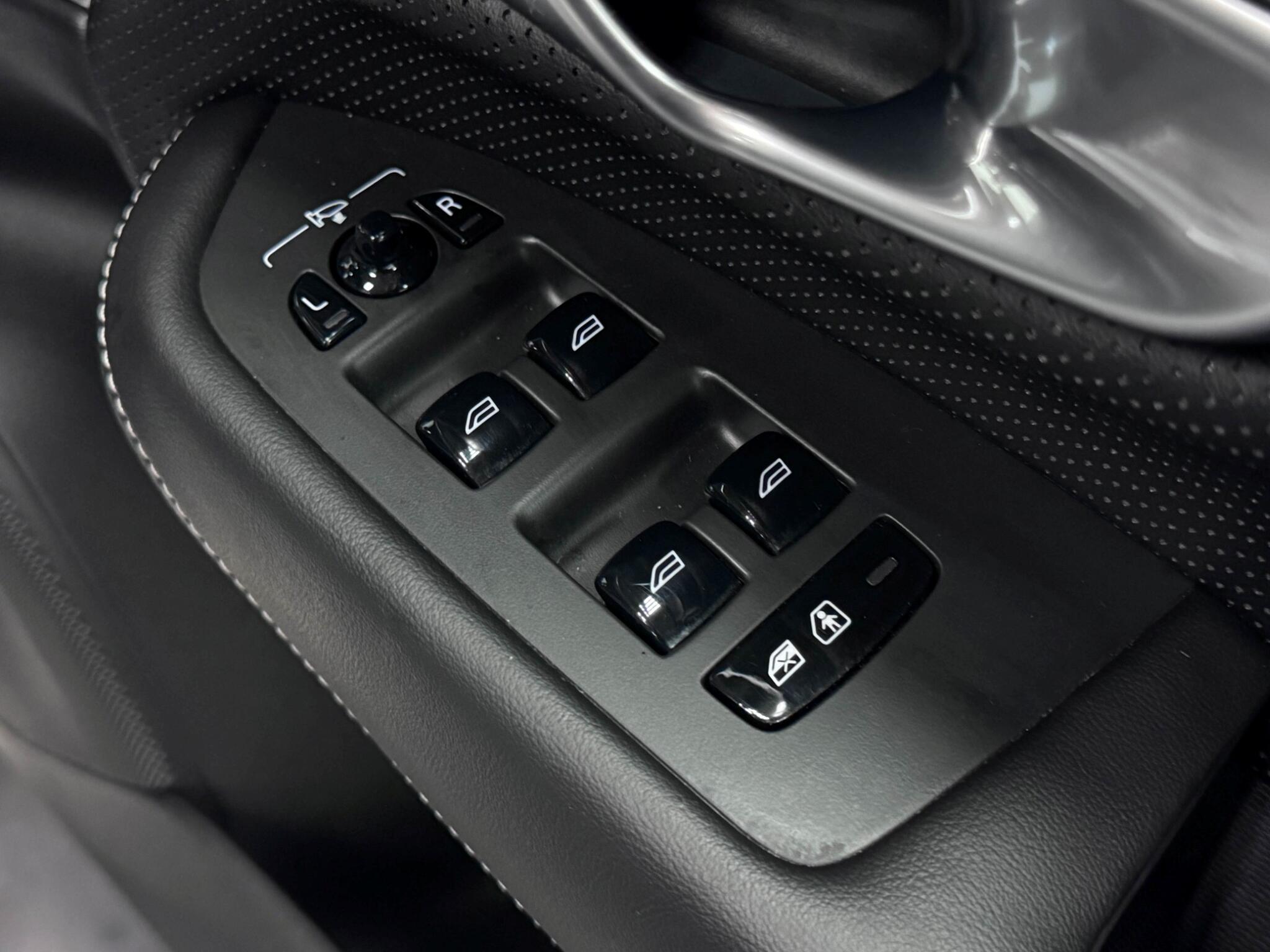Volvo XC90 view 22