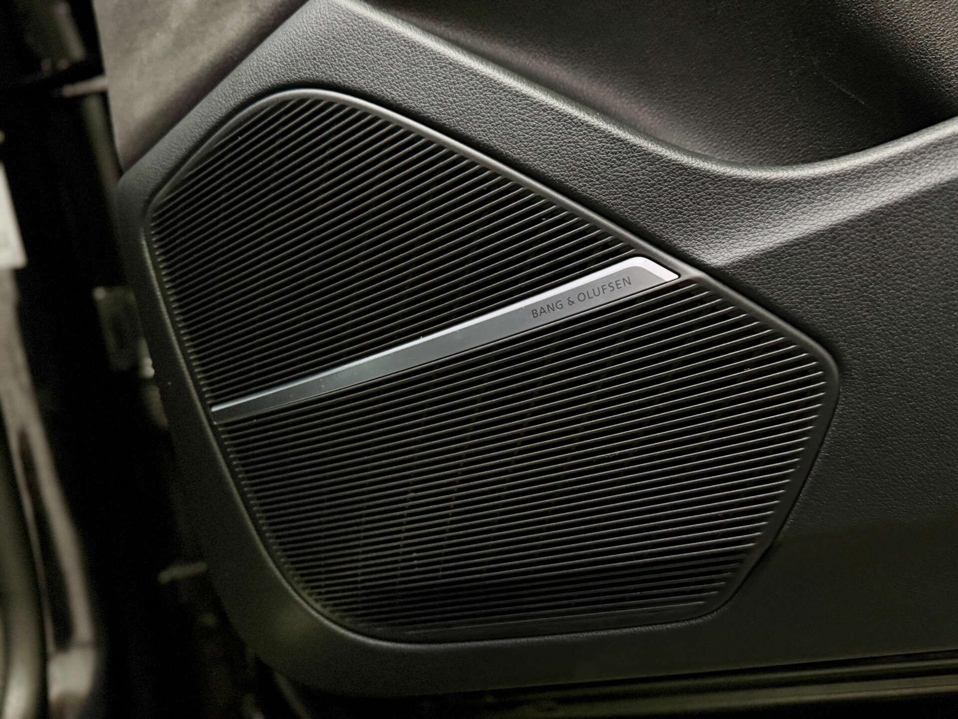 Audi Q8 view 21