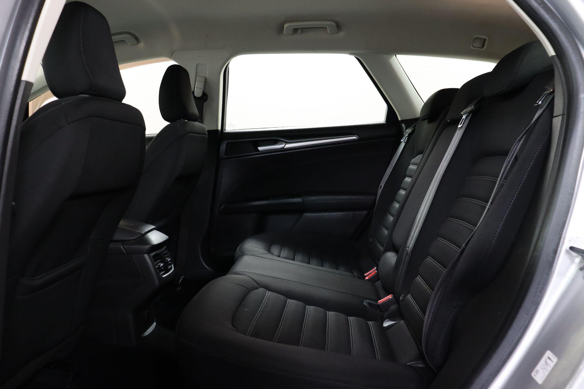 Ford Mondeo view 42