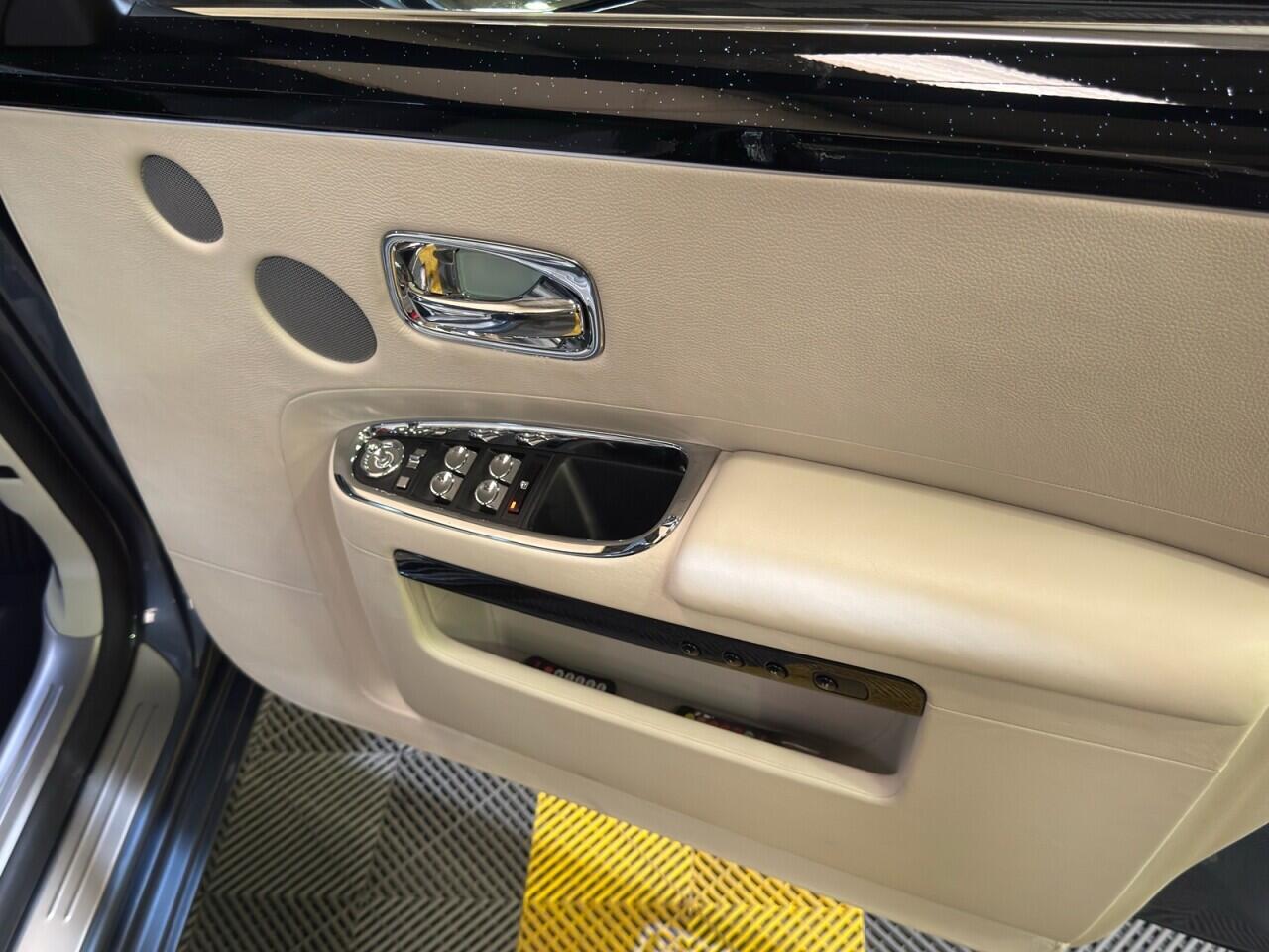 Rolls-Royce Ghost view 6