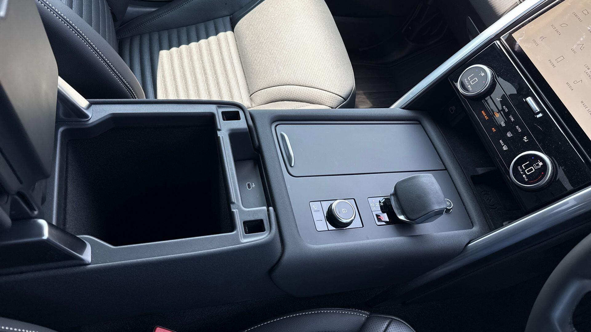 Land Rover Discovery view 32
