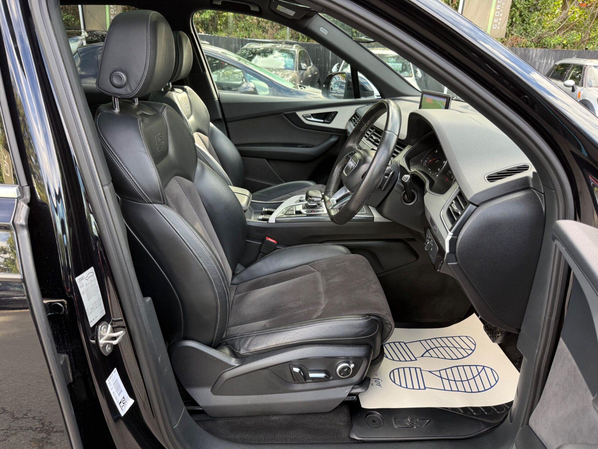 Audi Q7 view 15