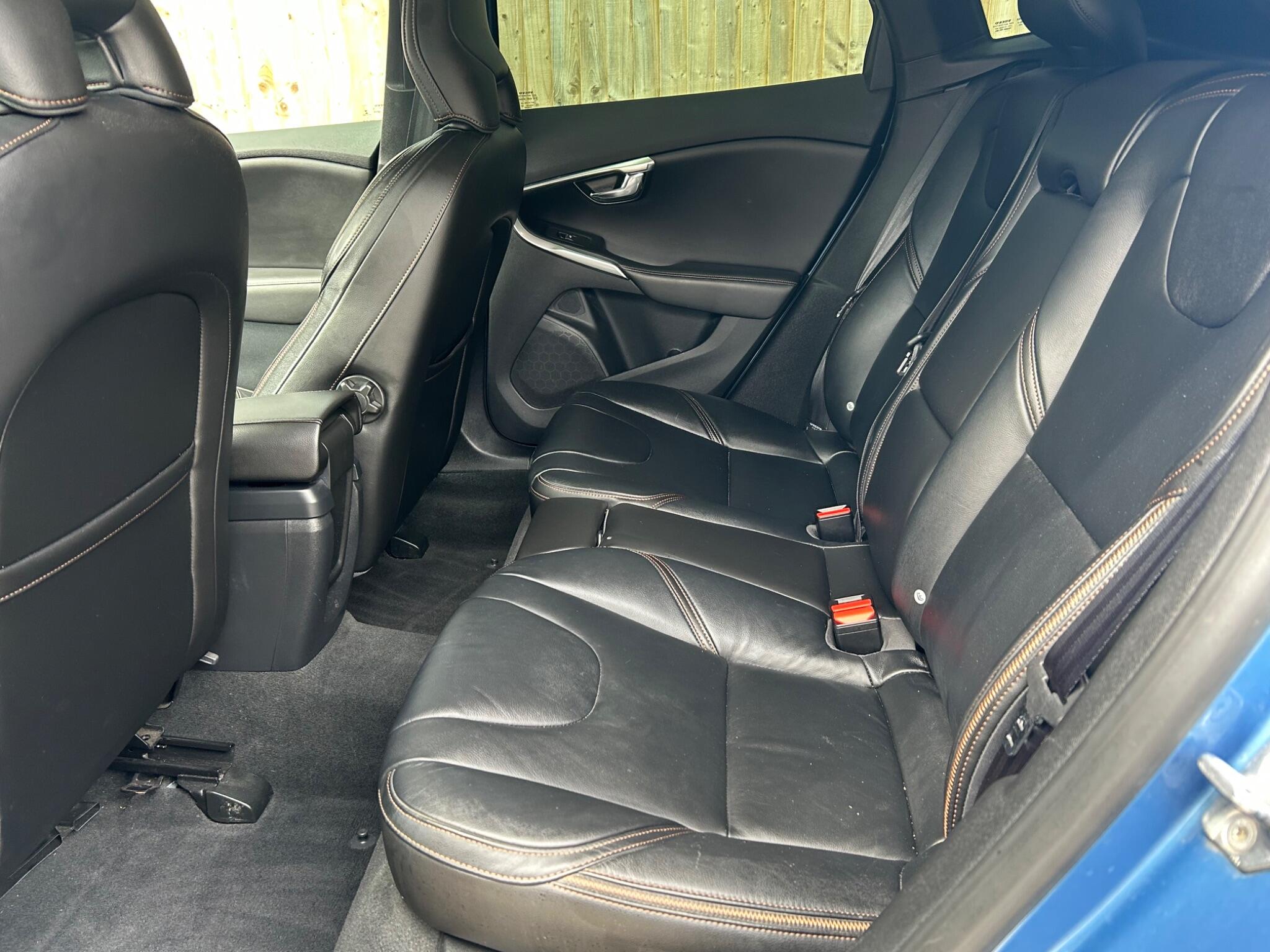 Volvo V40 Cross Country view 27