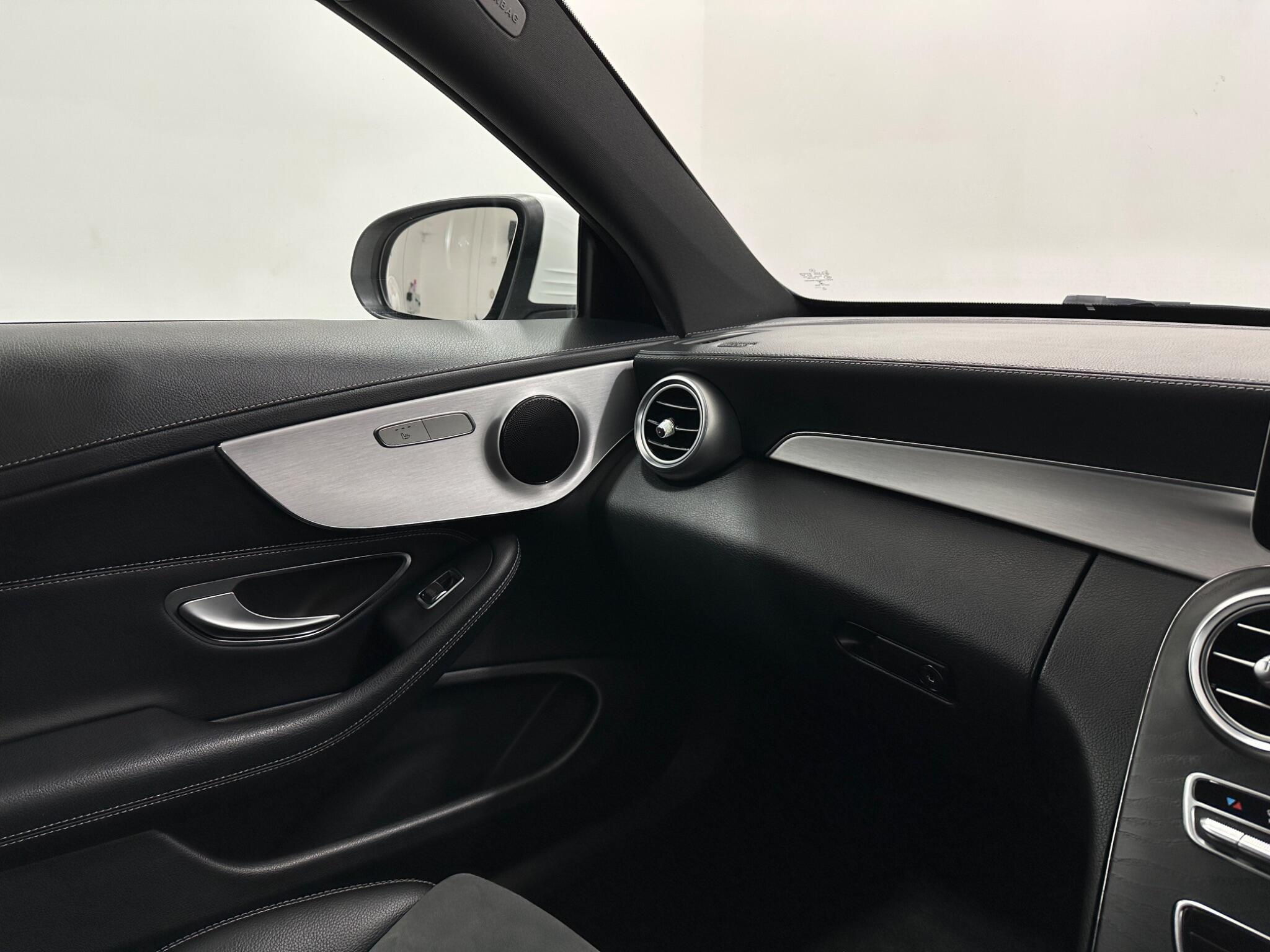 Mercedes-Benz C-Class view 29