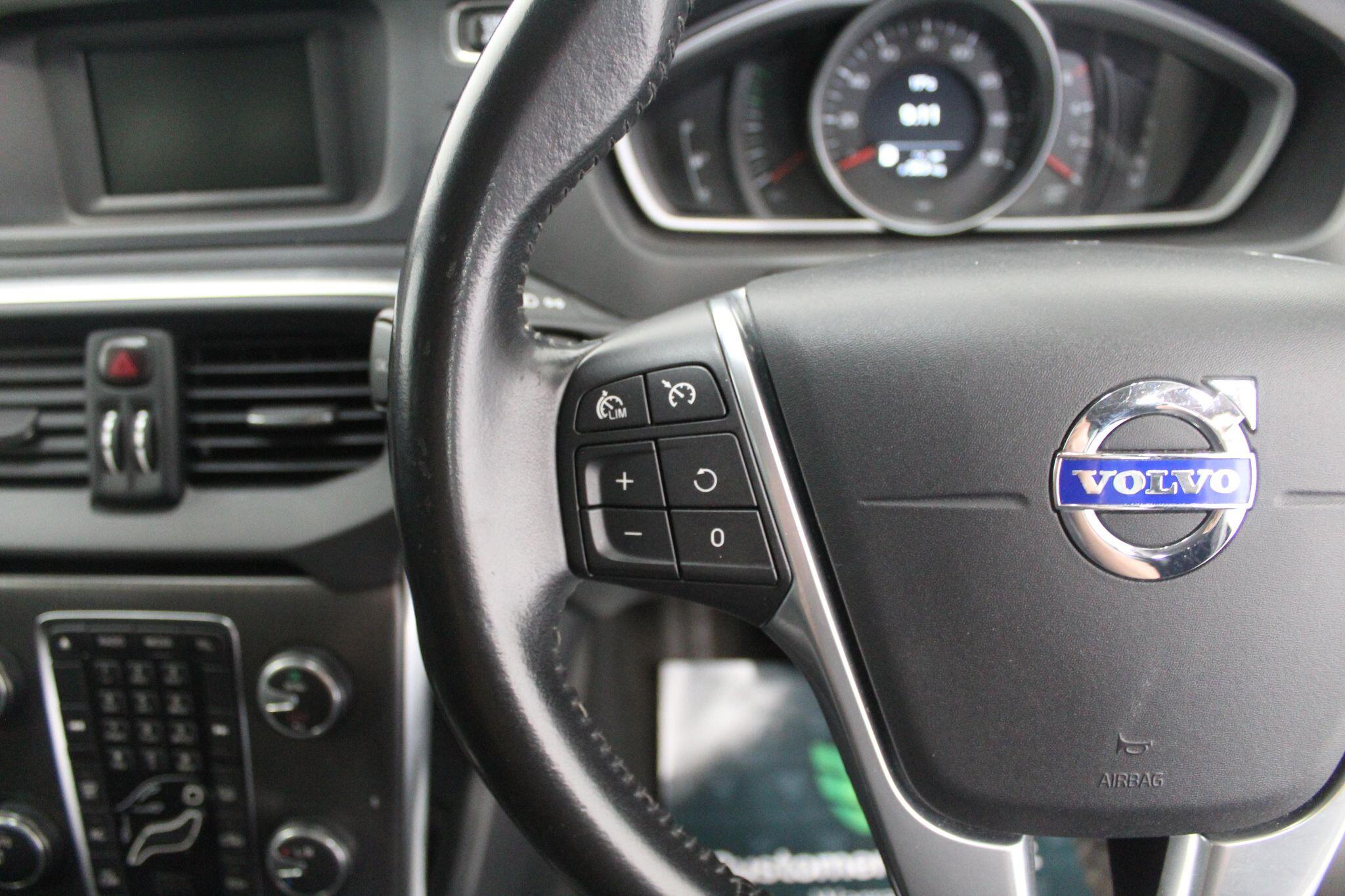 Volvo V40 Cross Country view 43